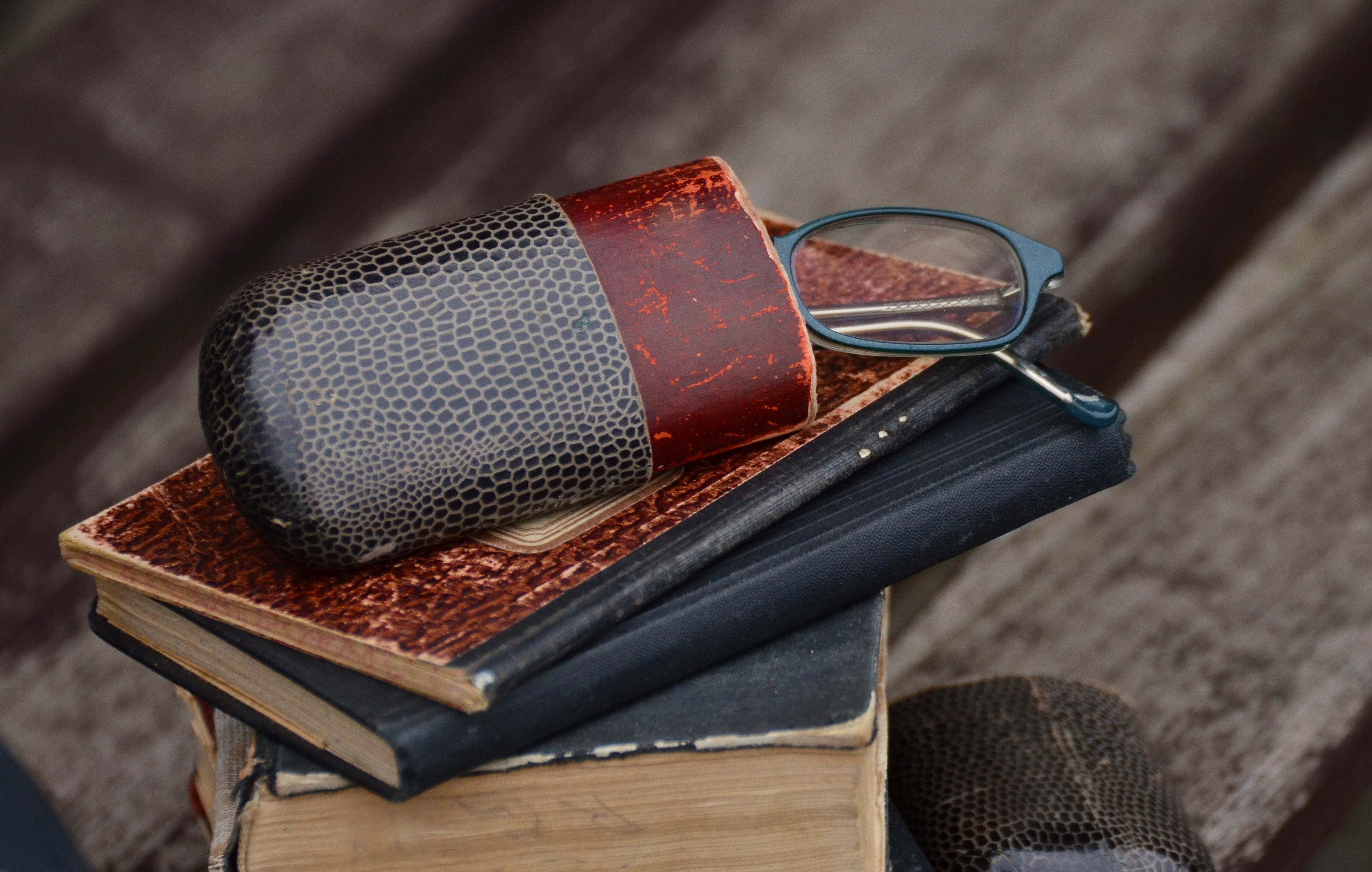 radio, still life, case, brown, wood grain, luxury, sehhilfe, high angle view, container, wood - material, metal, glasses case, focus on foreground, technology, HD Wallpaper