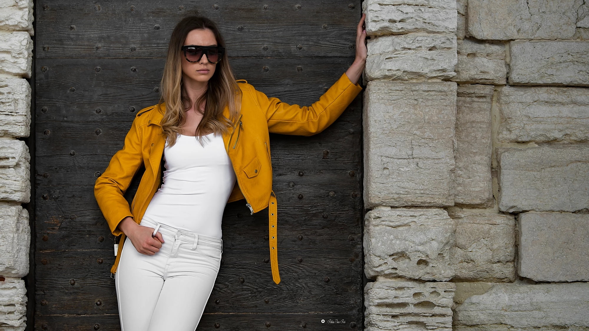 standing, wall - building feature, looking at camera, portrait, hairstyle, 1080P, front view, white clothing, beauty, outdoors, glasses, young women, adult, HD Wallpaper