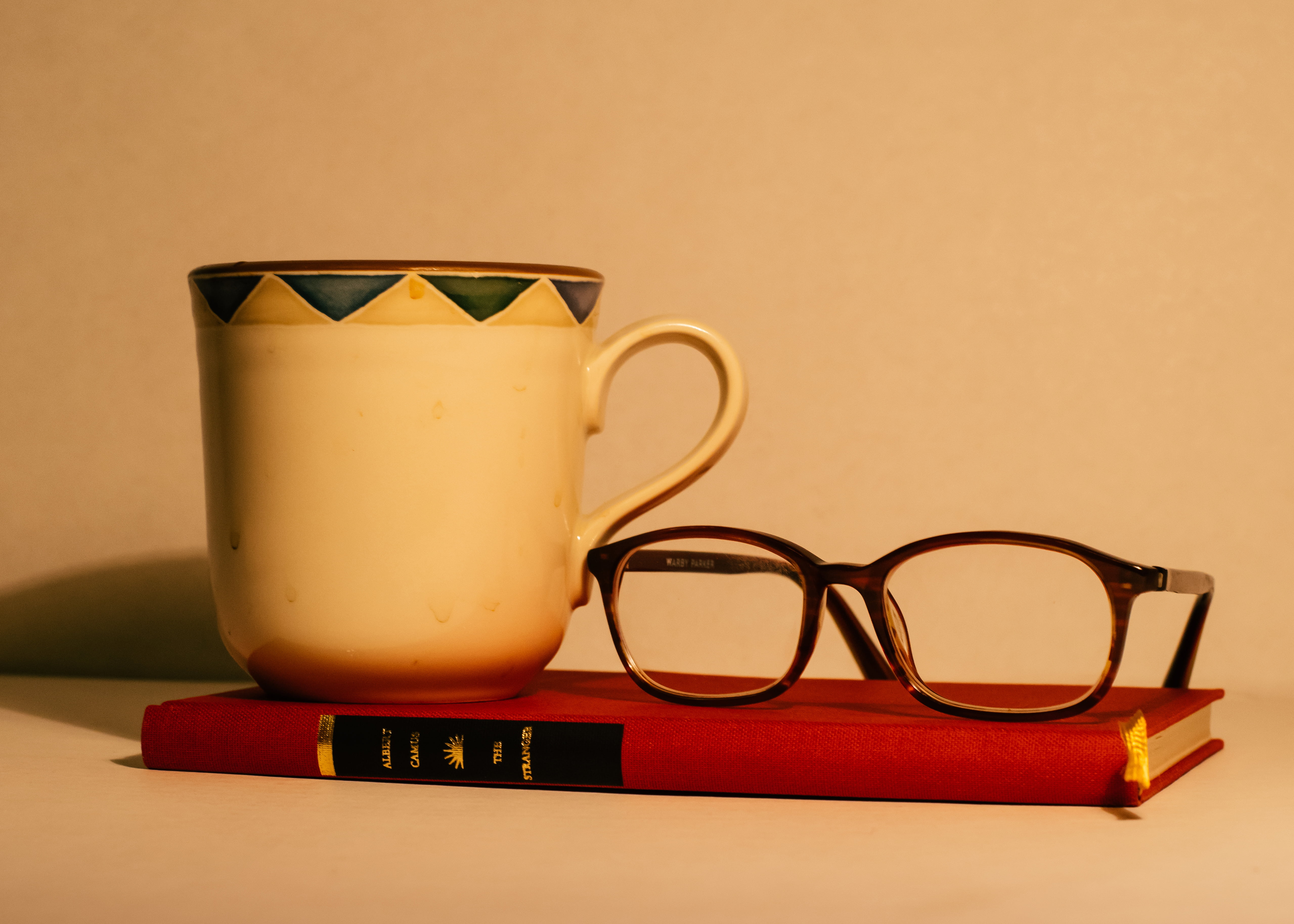 simplicity, mug, brown, food and drink, photography, cup, shot, copy space, wayfarer, no people, tea cup, studio shot, coffee cup, table, orange color, HD Wallpaper