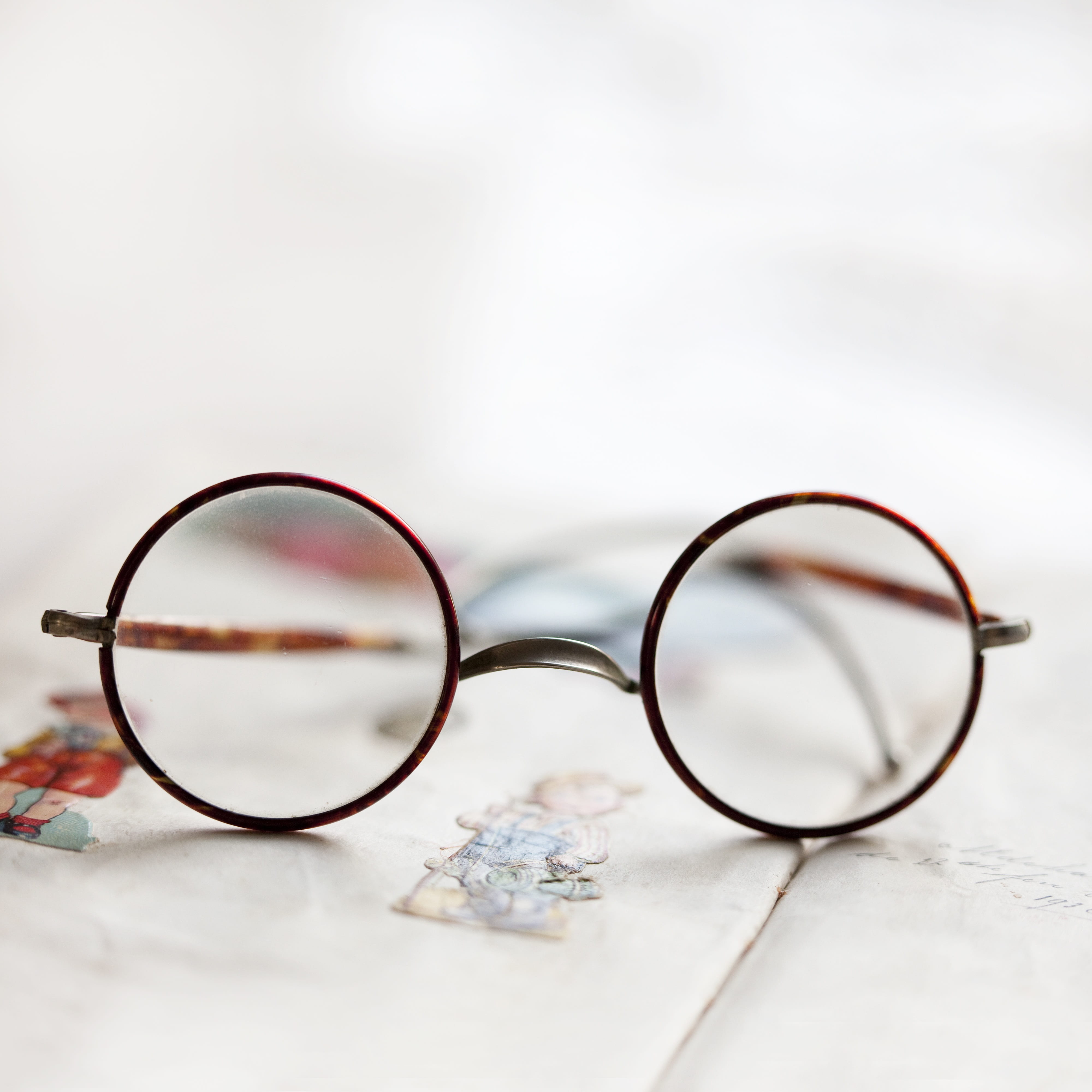 sight, to write, old, brocante, vintage, transparent, focus on foreground, still life, ring, photo, glass - material, decoration, old fashioned, single object, Phone HD Wallpaper