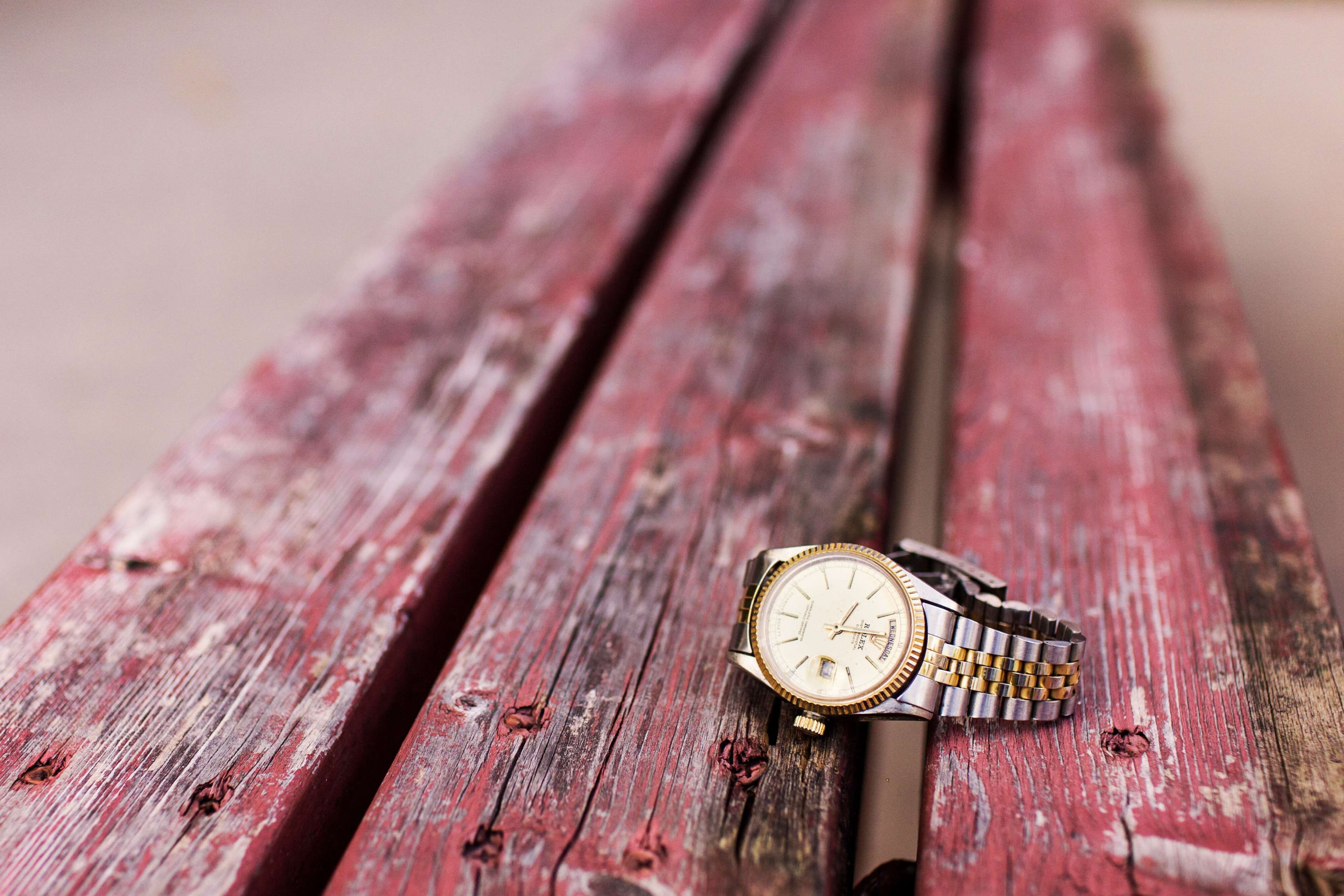 textured, wood grain, still life, focus on foreground, clock face, close-up, wristwatch, number, indoors, wood - material, old, time, metal, accessoire, HD Wallpaper