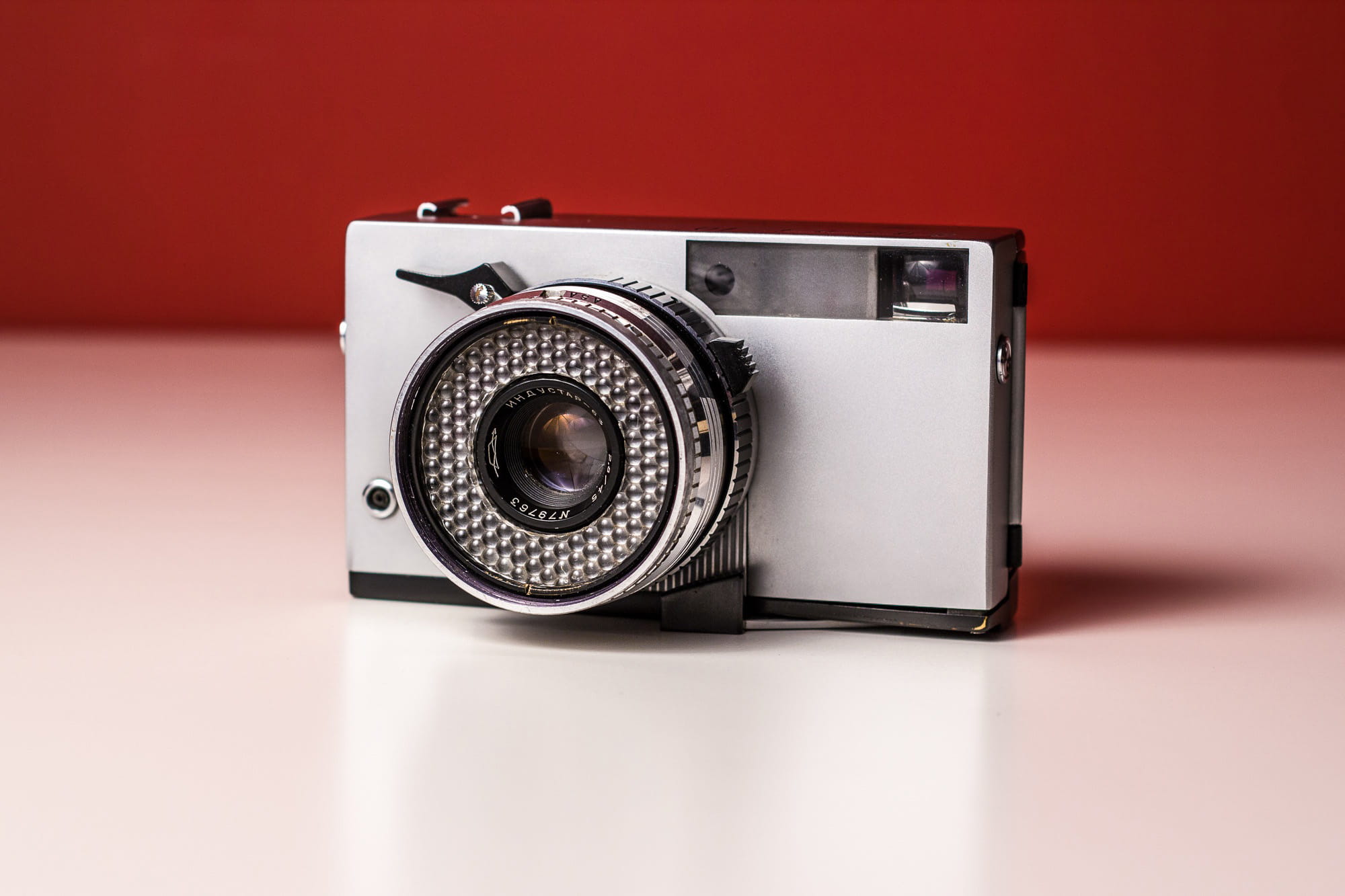 equipment, classic, history, old, indoors, red, compact, camera, lens - Optical Instrument, lens - eye, colored background, antique, camera - Photographic Equipment, HD Wallpaper