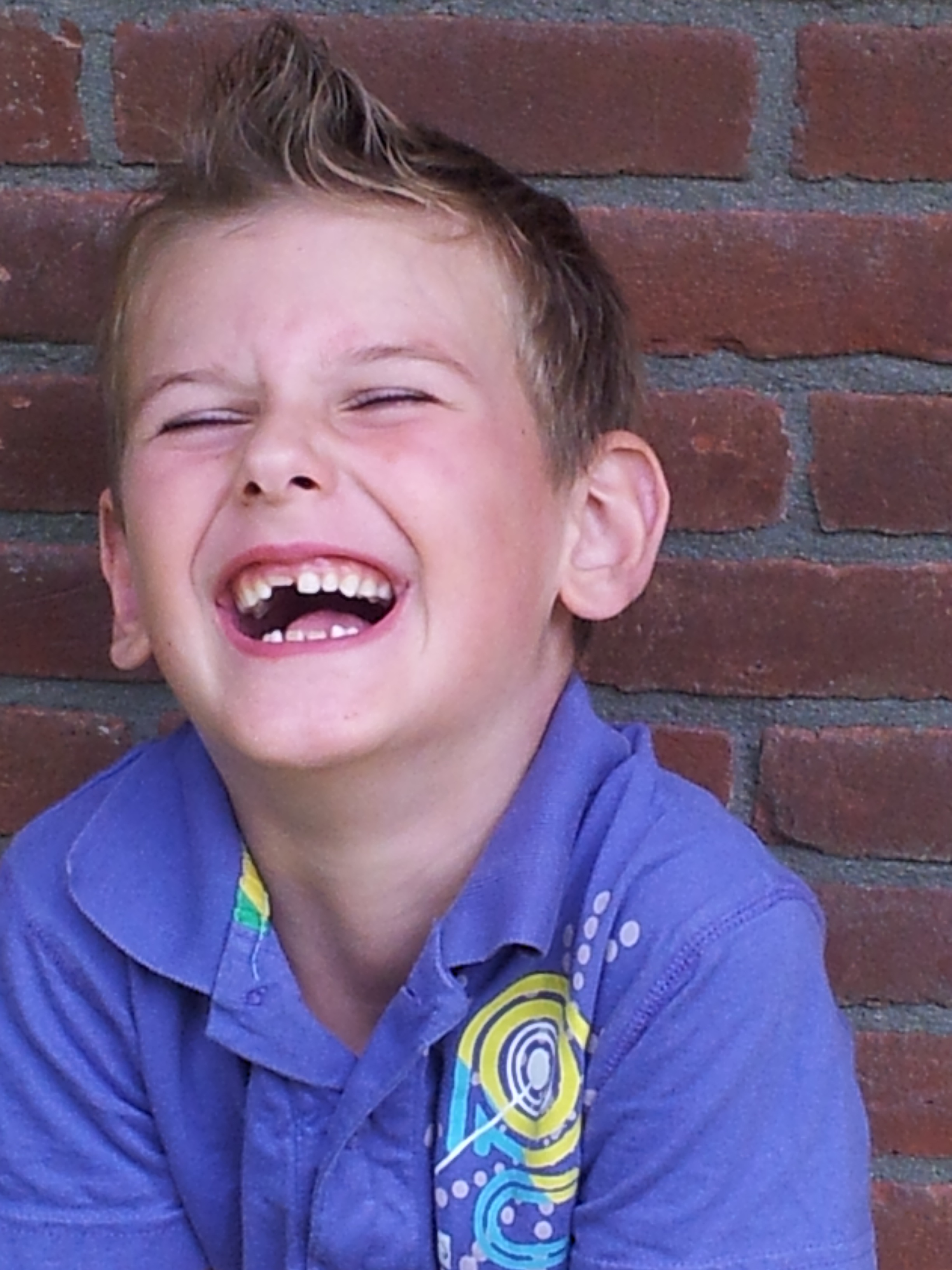 fun, happiness, emotion, brick, roguish, headshot, men, leaning, young, laughing, portrait, giggles, exchange, calfs teeth, man, boys, childhood, child, Phone HD Wallpaper