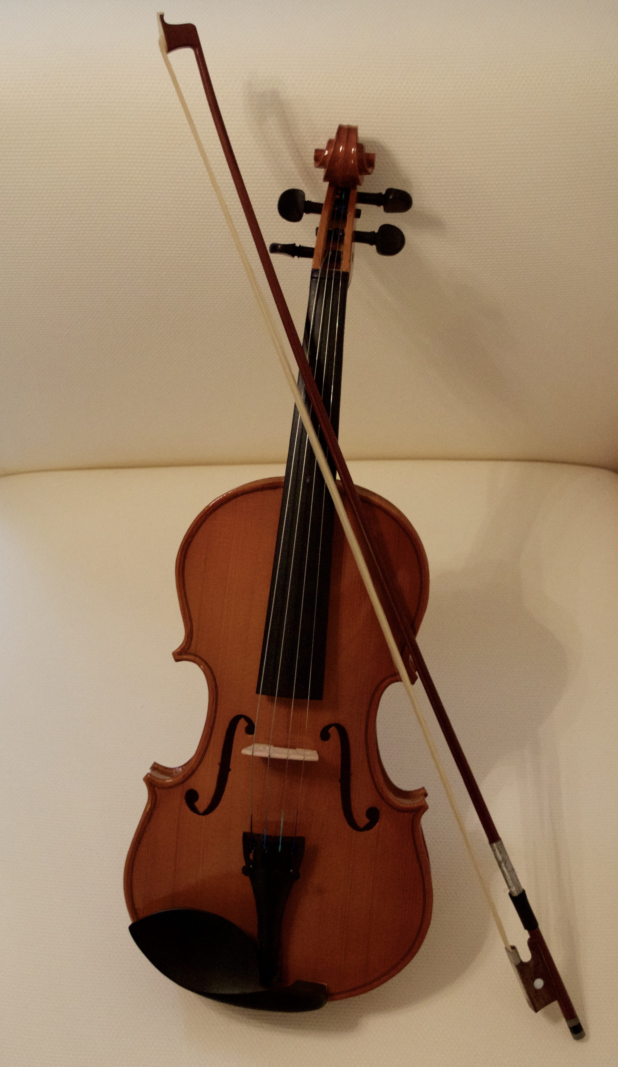arts culture and entertainment, light wood, violin, string, brown, single object, high angle view, music, classical, indoors, string instrument, musical equipment, Phone HD Wallpaper
