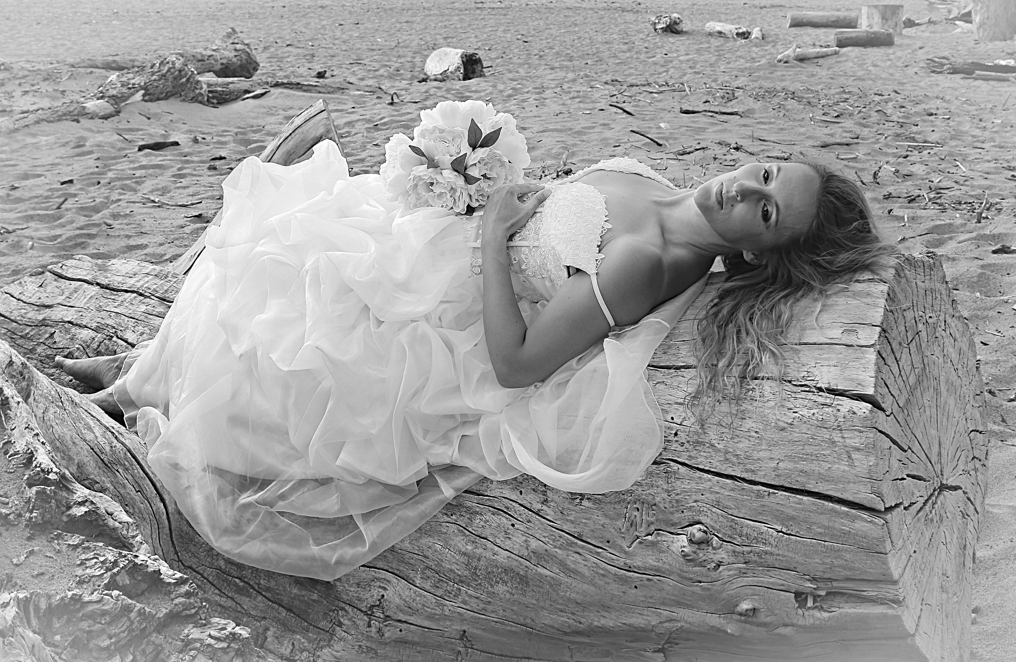 high angle view, lifestyles, land, white dress, fashion, celebration, beach, lying down, white, leisure activity, real people, marie, wedding, young adult, HD Wallpaper