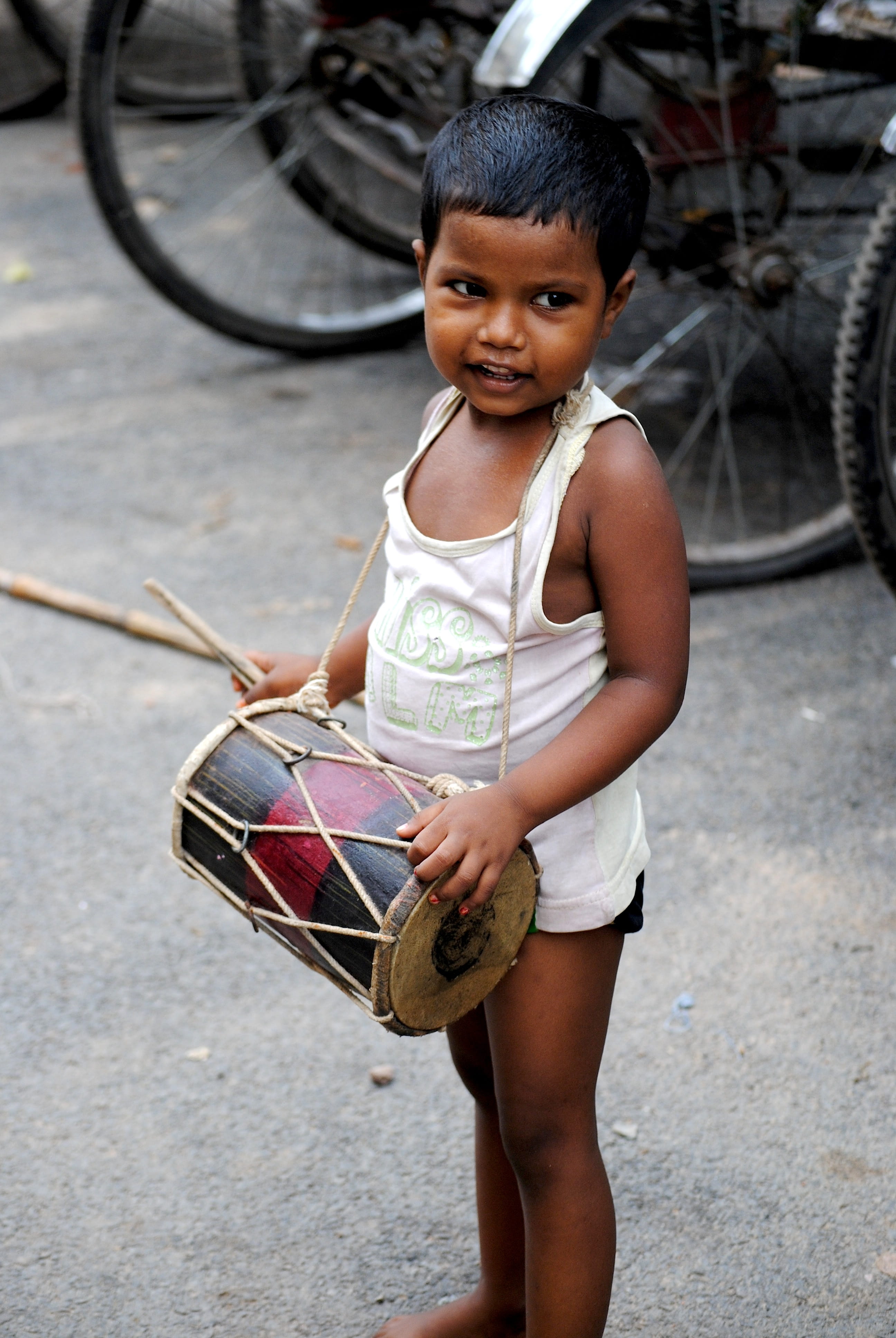 nikon, happy, street, street photograpy, real people, drummer, playing, childhood, boy, photography, girls, india, day, casual clothing, digital, innocence, Phone HD Wallpaper