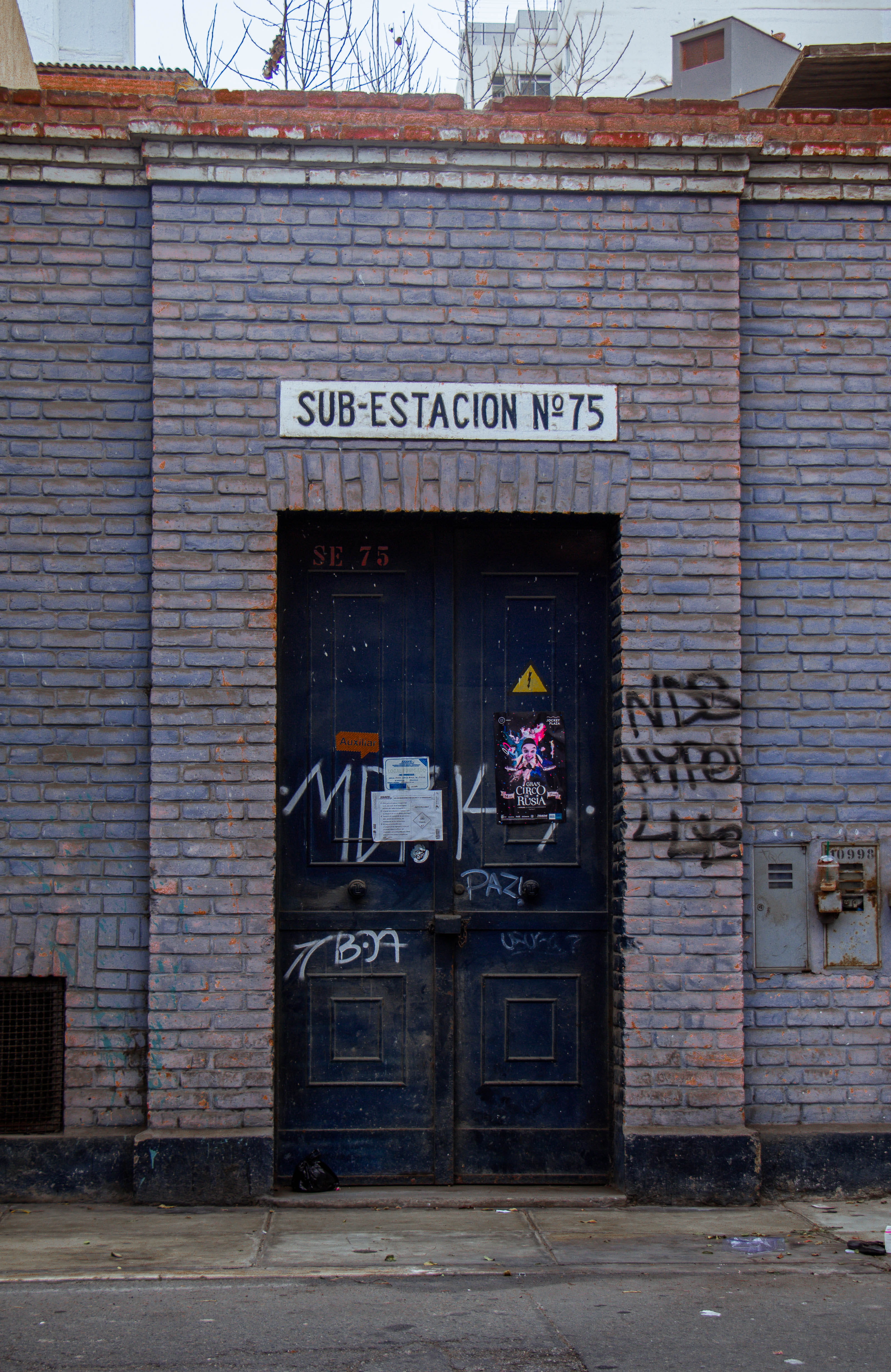 miraflores, sidewalk, old, train station, abandoned, architecture, footpath, day, wall - building feature, blue, outdoors, 4K, sign, entrance, brick wall, Phone HD Wallpaper
