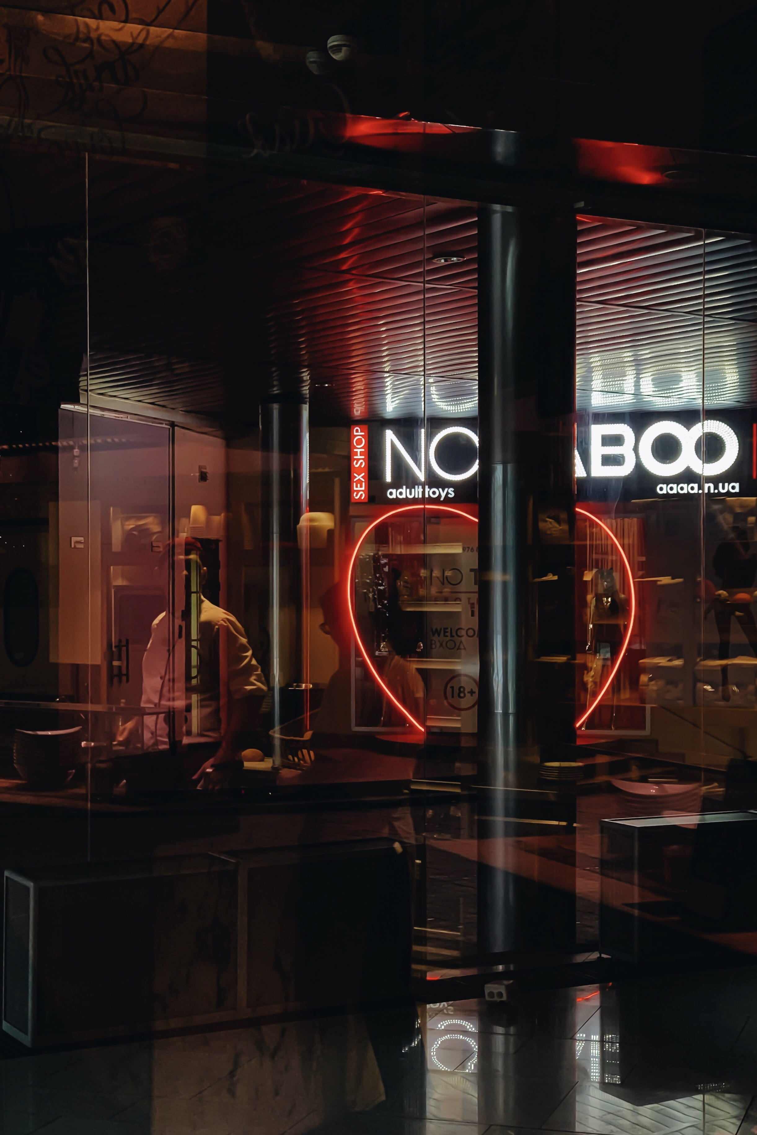 restaurant, banister, night, lighting equipment, human, indoors, communication, light - natural phenomenon, light, alcohol, train, pub, illuminated, meal, Phone HD Wallpaper