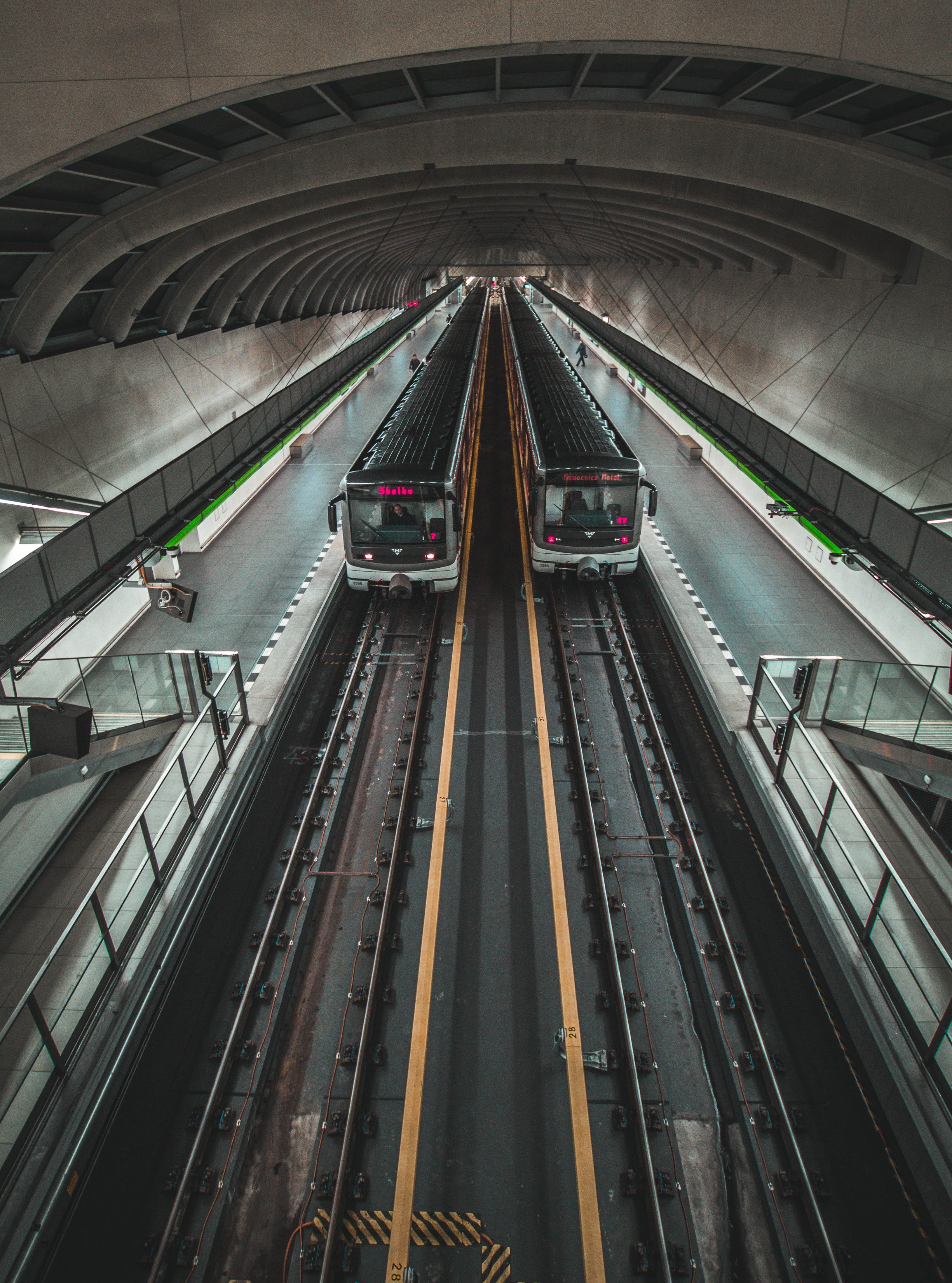 diminishing perspective, metro, station, railroad station platform, modern, motol, stop, mode of transportation, train, architecture, high angle view, the way forward, Phone HD Wallpaper