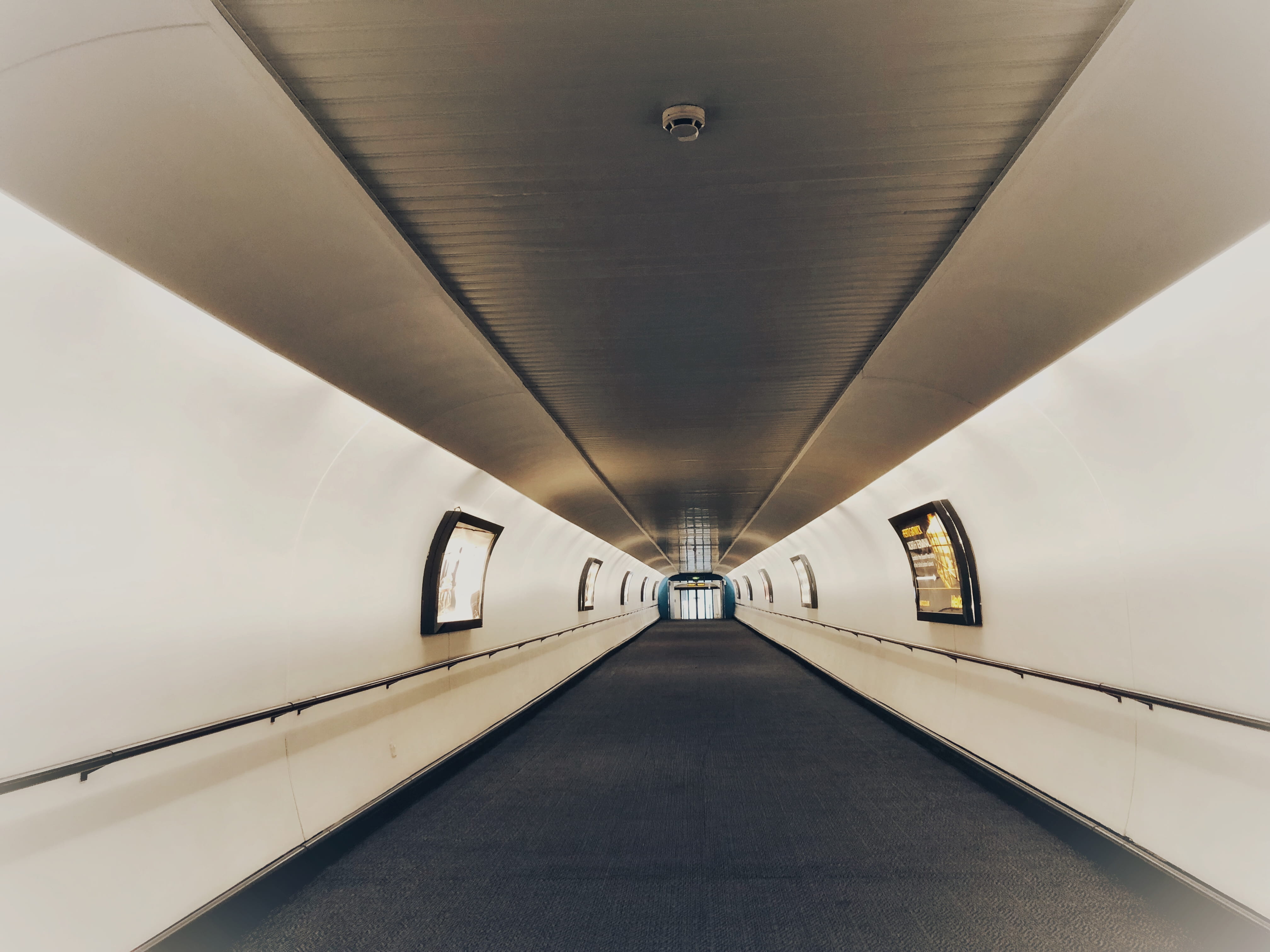 built structure, 4K, the way forward, wall - building feature, absence, footpath, subway, no people, indoors, light, architecture, long, empty, modern, HD Wallpaper