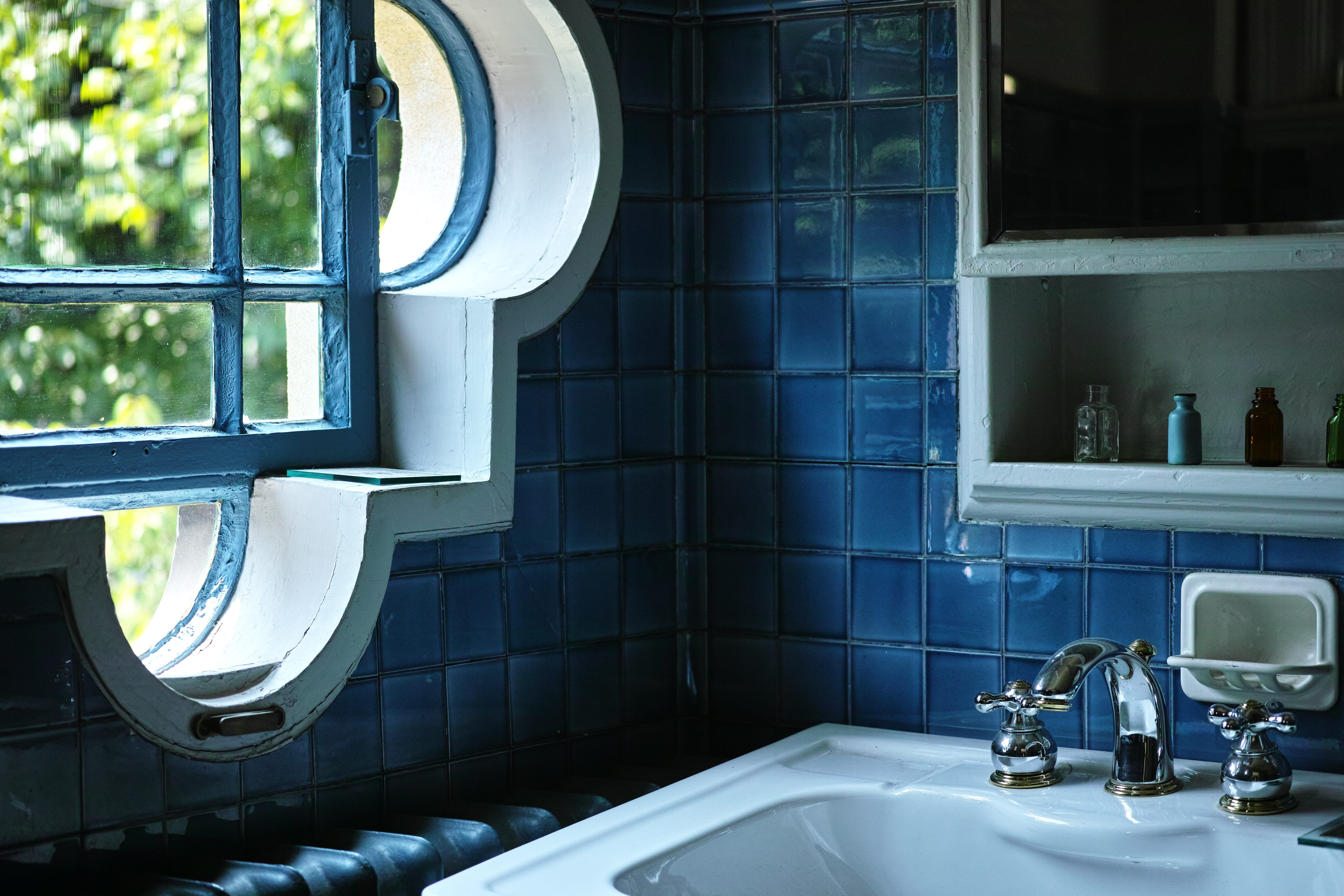 tile, steel, home interior, window, modern, blue, washroom, clean, windows, reflection, wealth, bathroom sink, domestic bathroom, no people, bathroom, mirror, HD Wallpaper