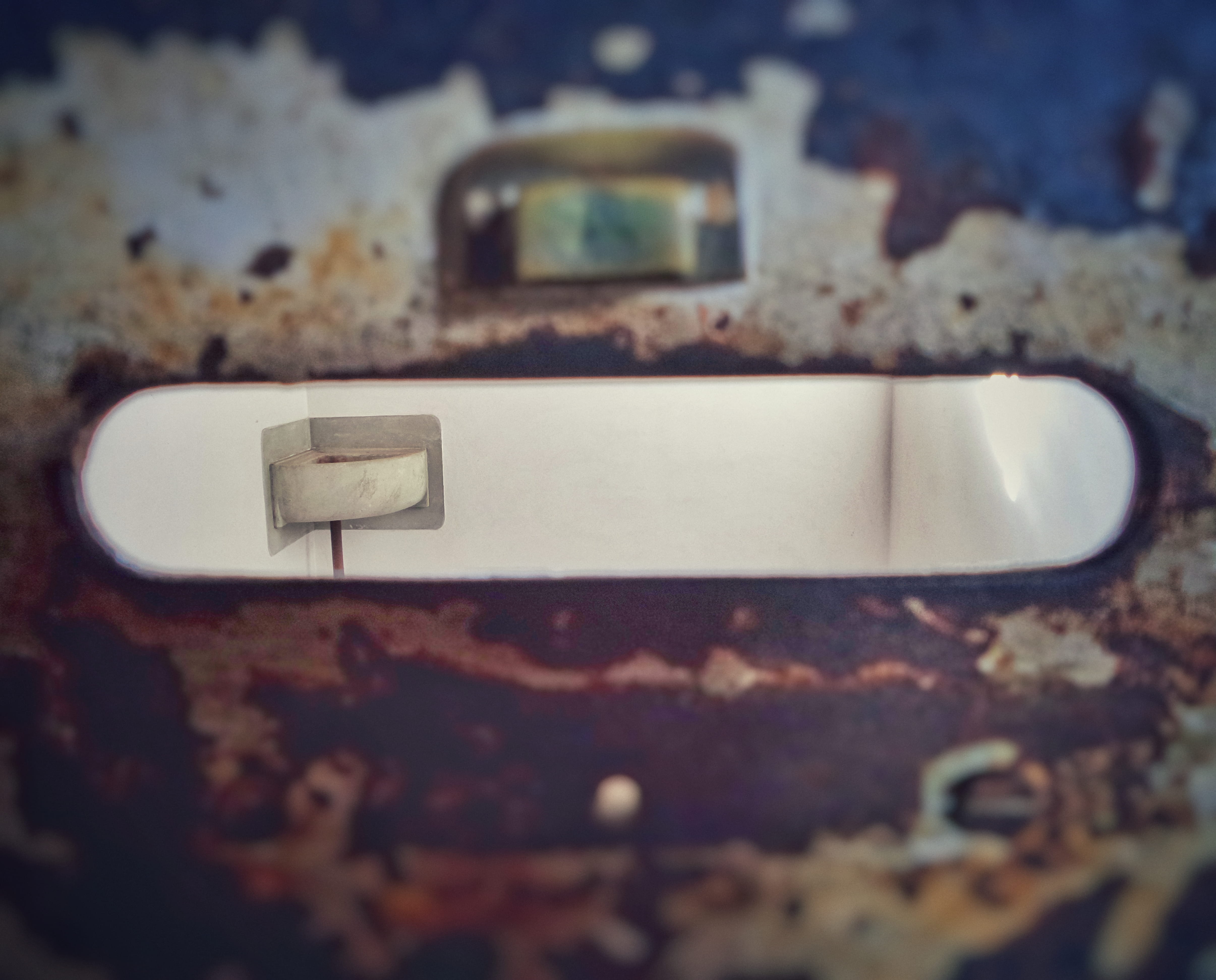 japon, old, room, day, emprisoned, indoors, opening, cellule, japan, selective focus, electricity, ruined, locked, enfermement, technology, peeping, peep, HD Wallpaper