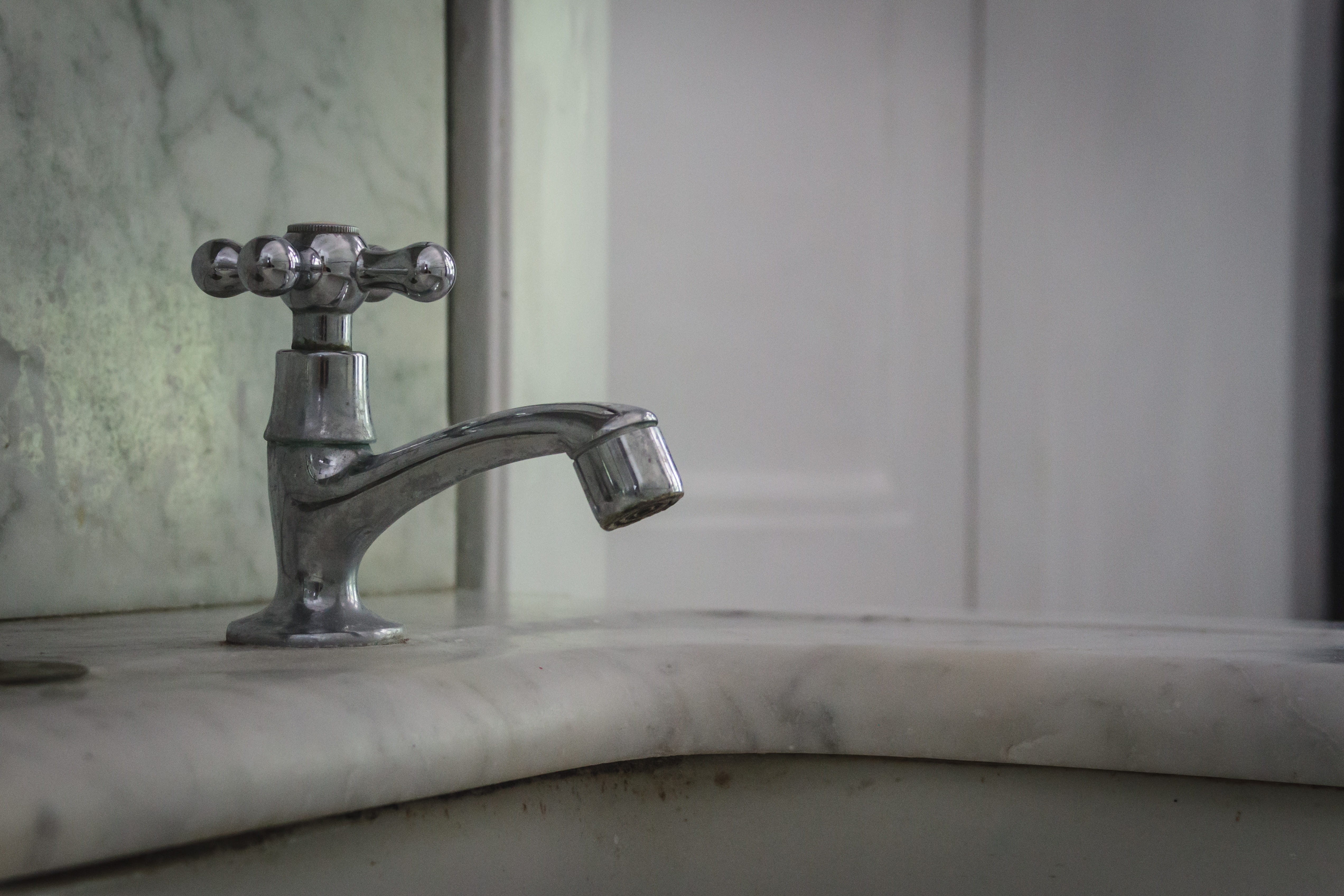 nostalgic, armature, bad, no people, water, bathroom, tap, bathroom sink, domestic room, old, sink, lavatory faucets, warm, silver colored, day, hygiene, HD Wallpaper