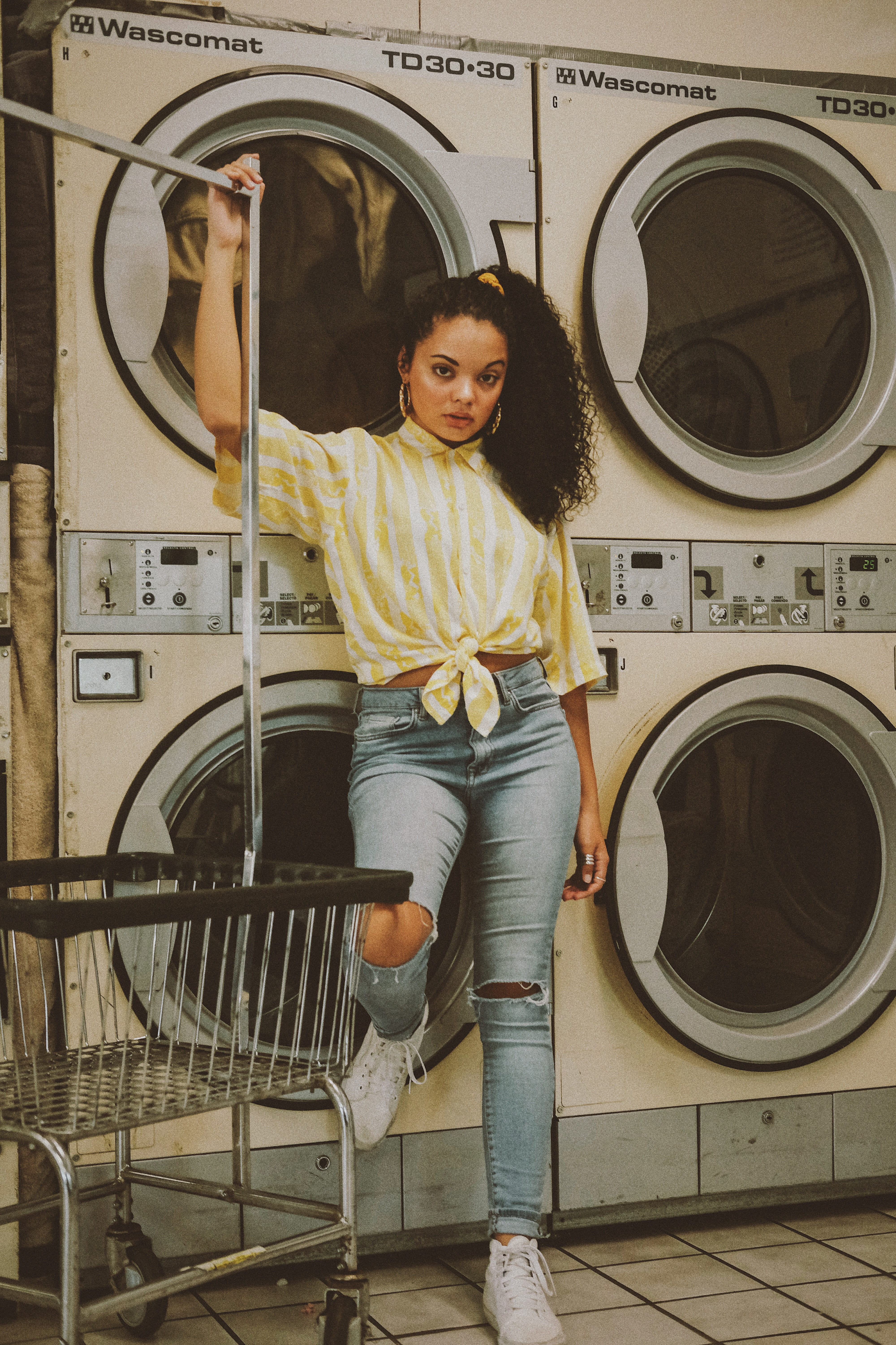 indoors, jeans, front, 5K, housework, portraiture, laundromat photoshoot, woman, moody, machinery, vsco, full length, young adult, load, street photography, Phone HD Wallpaper