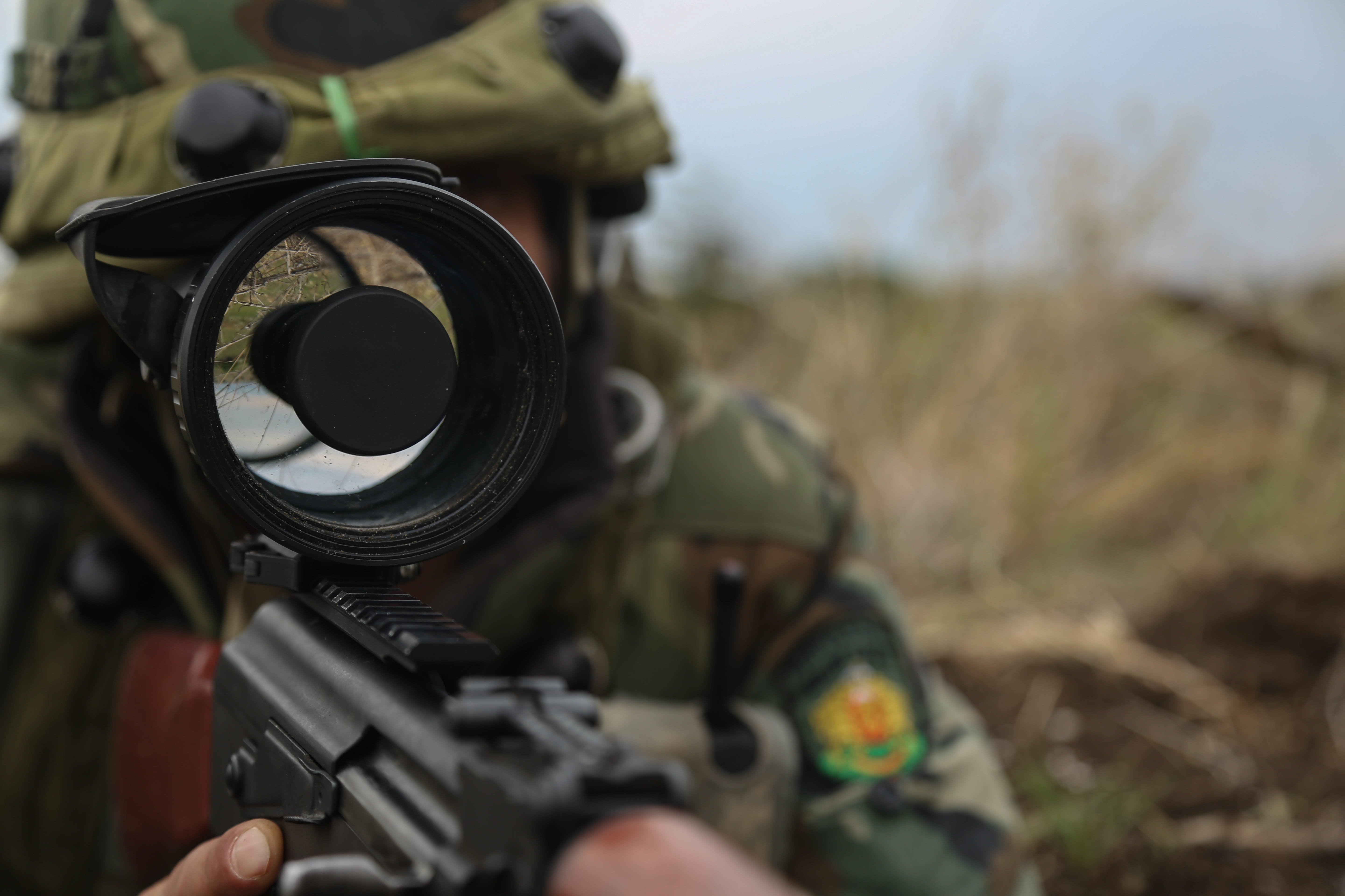 shooting a weapon, assault, aiming, machine gun, soldier, weapon, communication, outdoors, gun, using, camouflage clothing, armed forces, one person, holding, HD Wallpaper