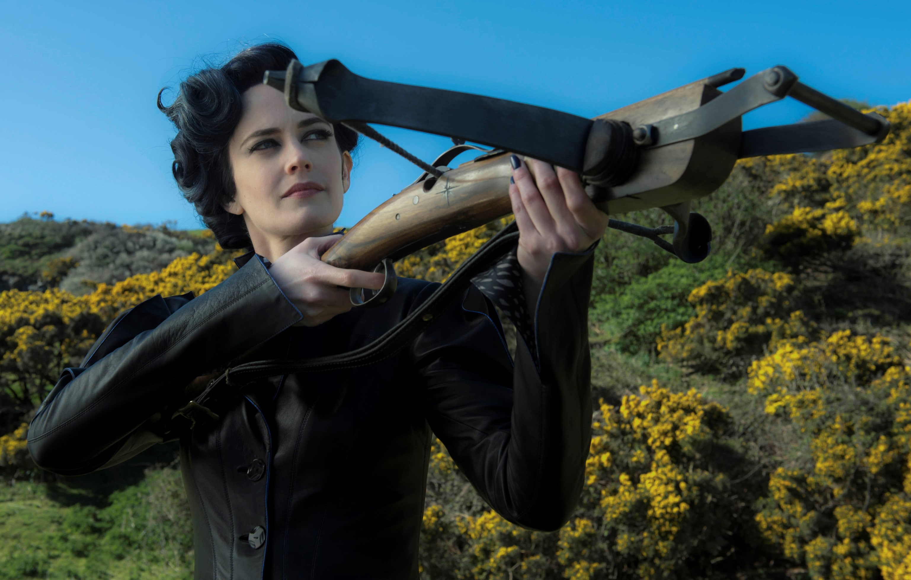 hairstyle, miss peregrines home for peculiar children, contemplation, young women, outdoors, land, young adult, teenager, holding, front view, looking away, HD Wallpaper