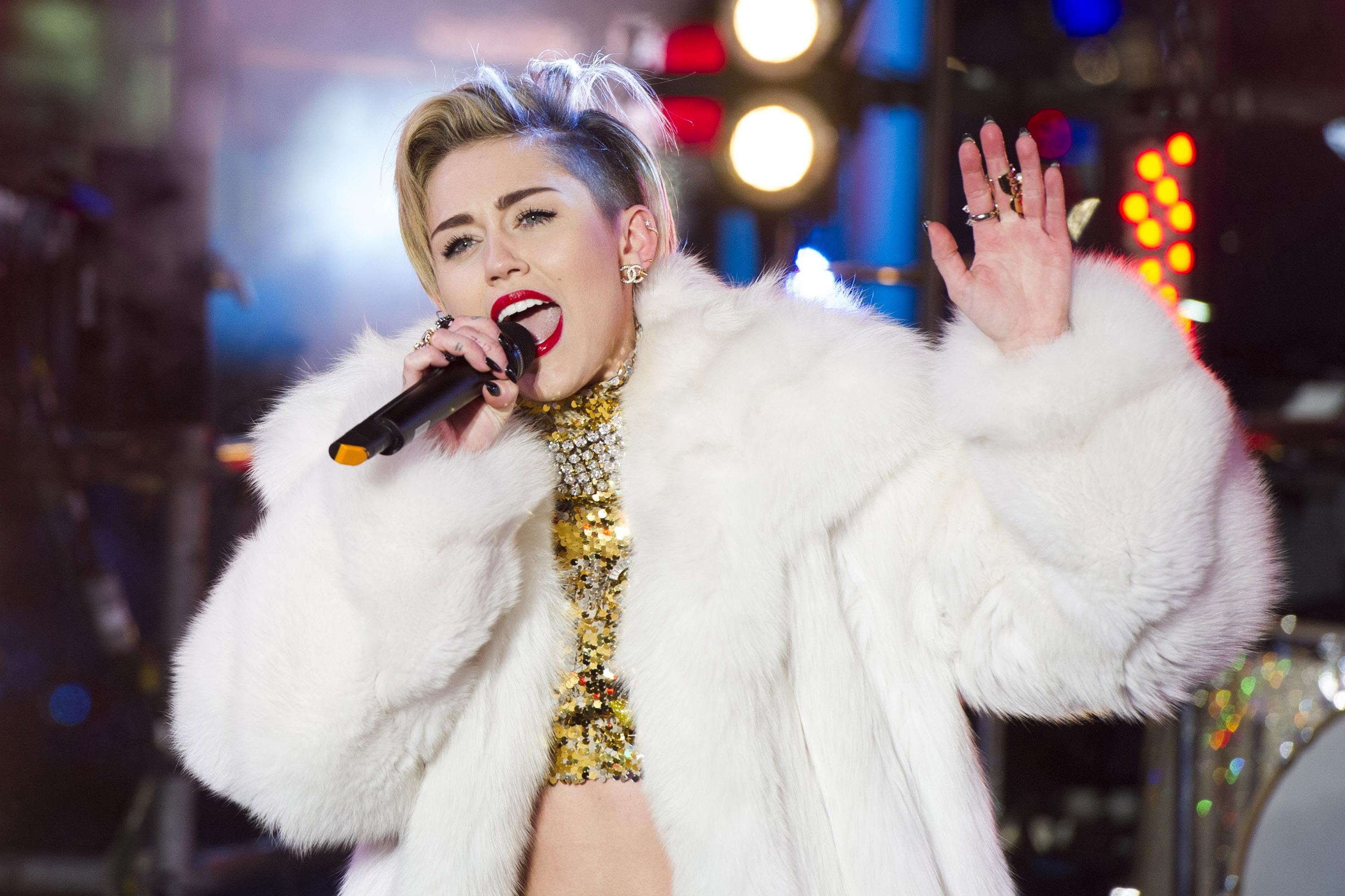 cyrus, 2K, bang, miley cyrus, miley, plenty, concertgoers, promises, HD Wallpaper