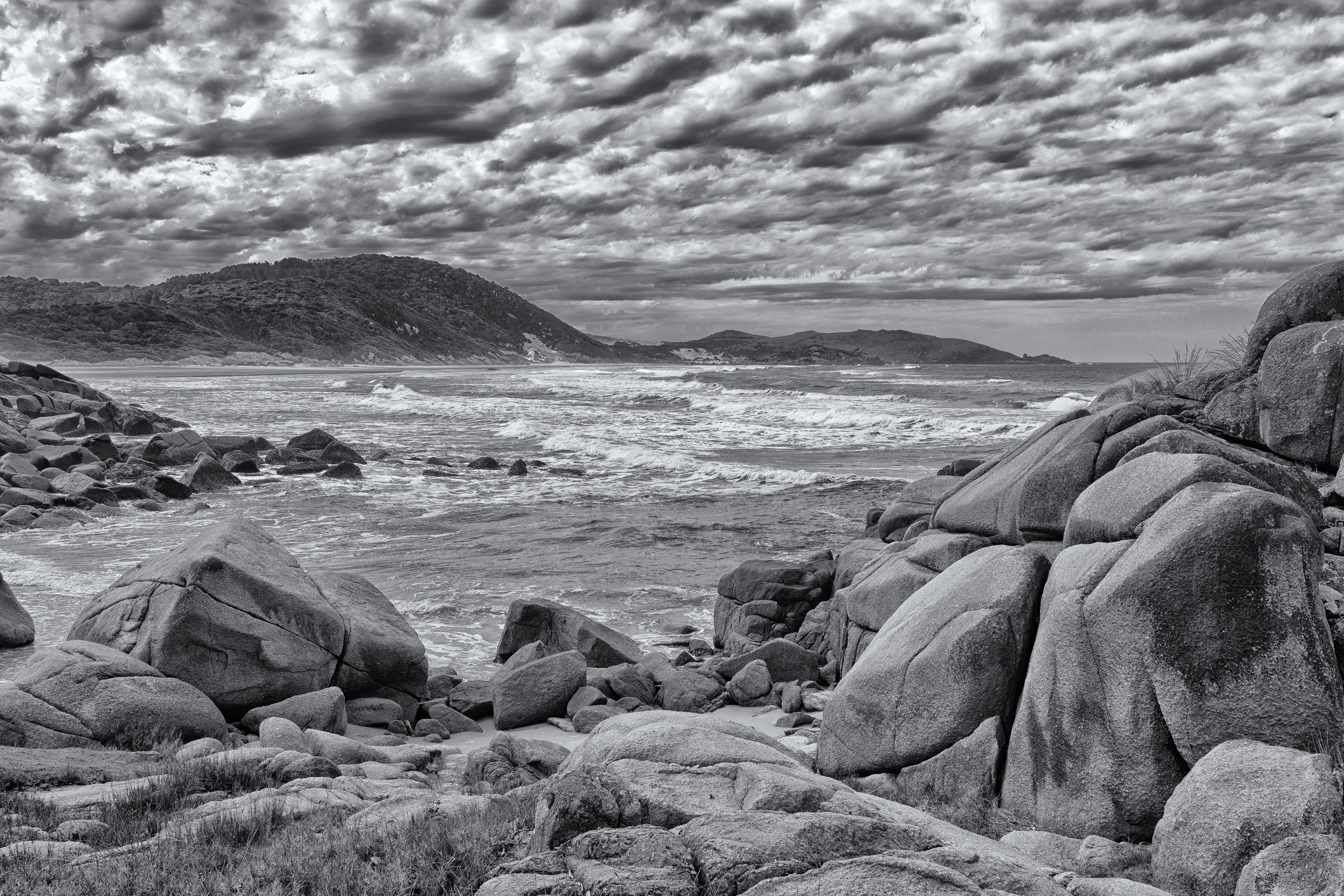 Brasil, nature, Litoral, Catarinense, 5K, Santa Catarina, outdoors, bay, de, grey scale, Laguna, rock - Object, Tereza, Praia, portrait, grey, e o, sea, HD Wallpaper