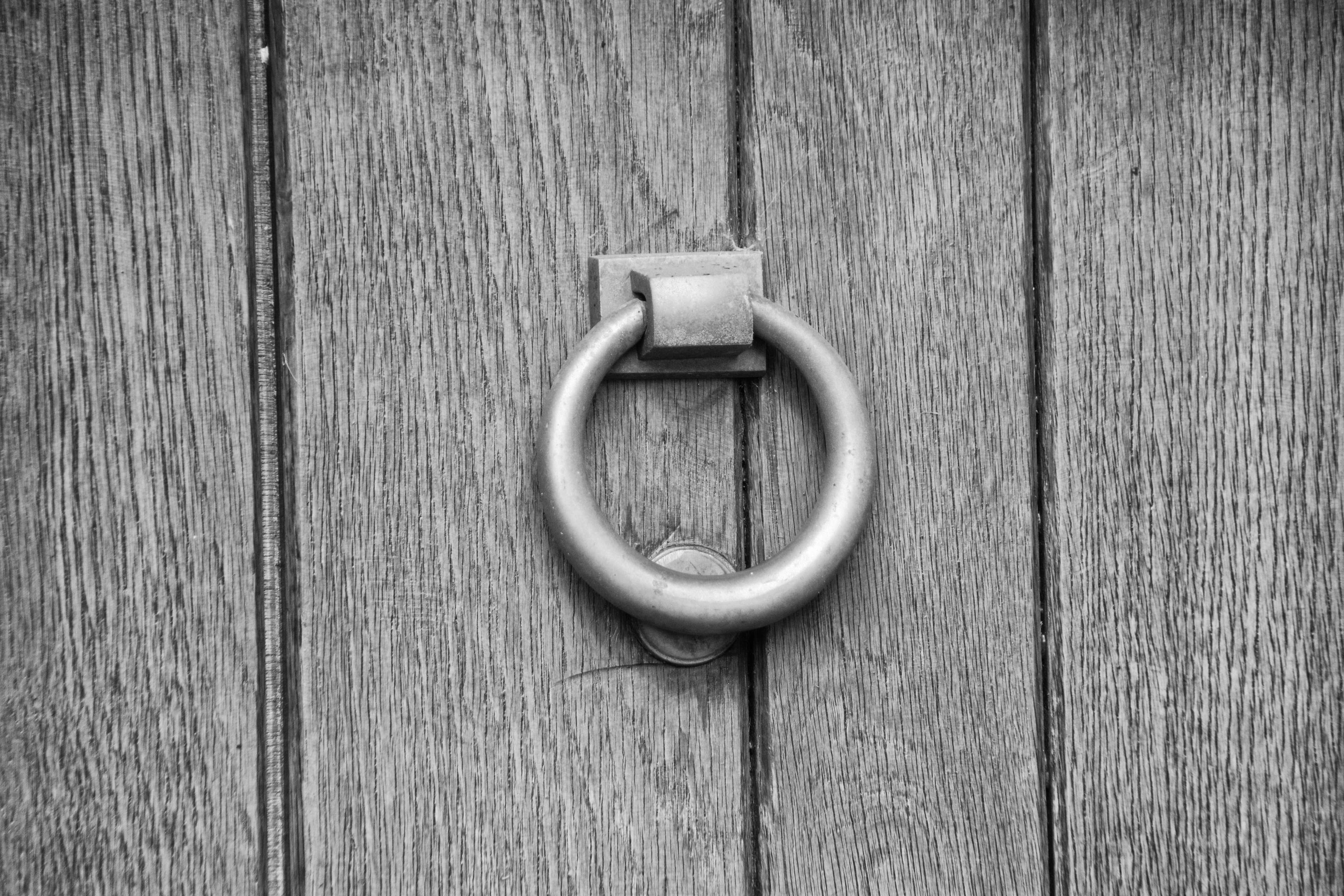 noir et blanc, geometric shape, hanging, heurtoir, safety, wood, wood - material, metal, protection, security, circle, anneau, close-up, simplicity, door, HD Wallpaper