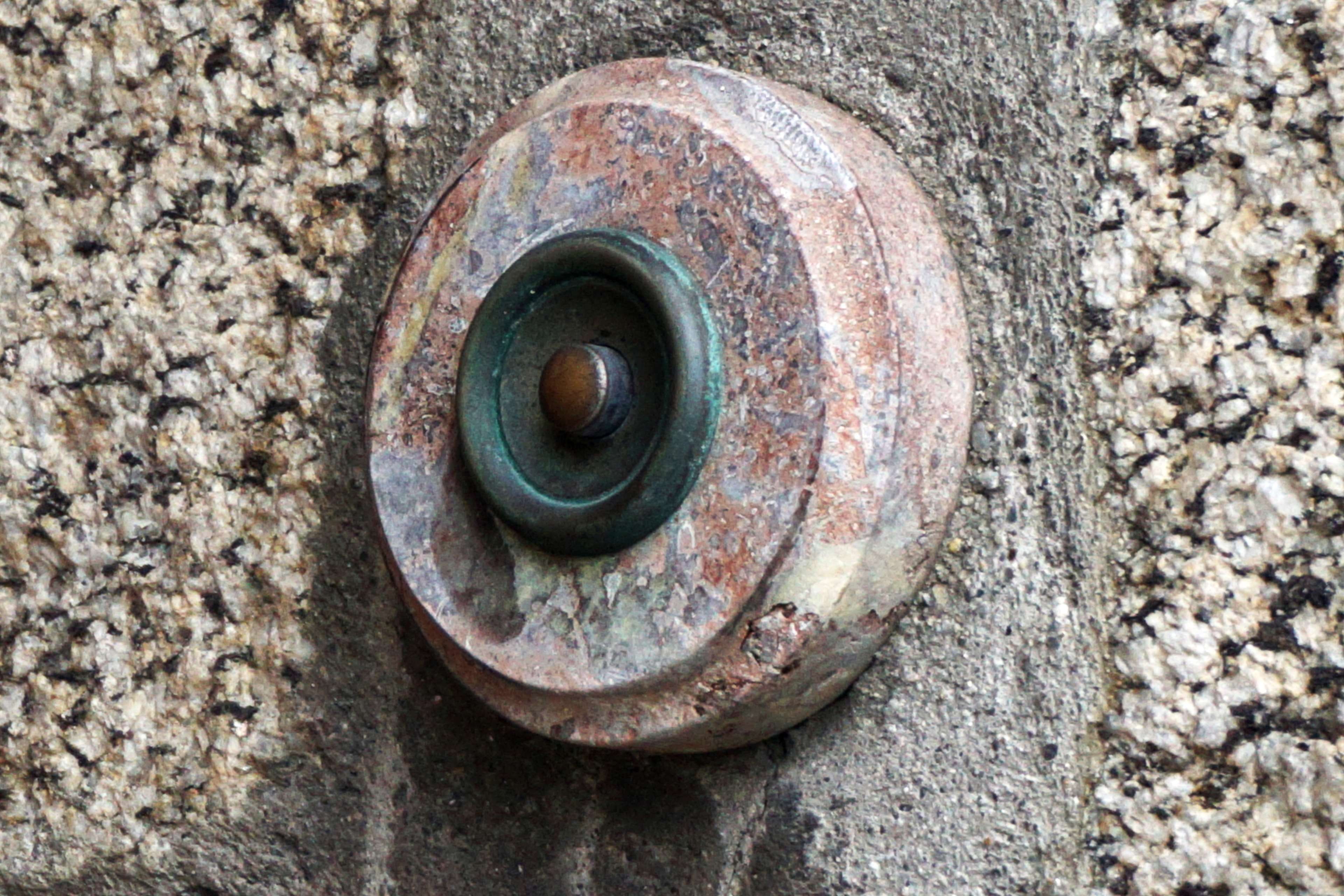 outdoors, solid, concrete, shape, rock - object, day, rough, textured, wall - building feature, circle, no people, visite, bolt, seuil, weathered, bouton, HD Wallpaper