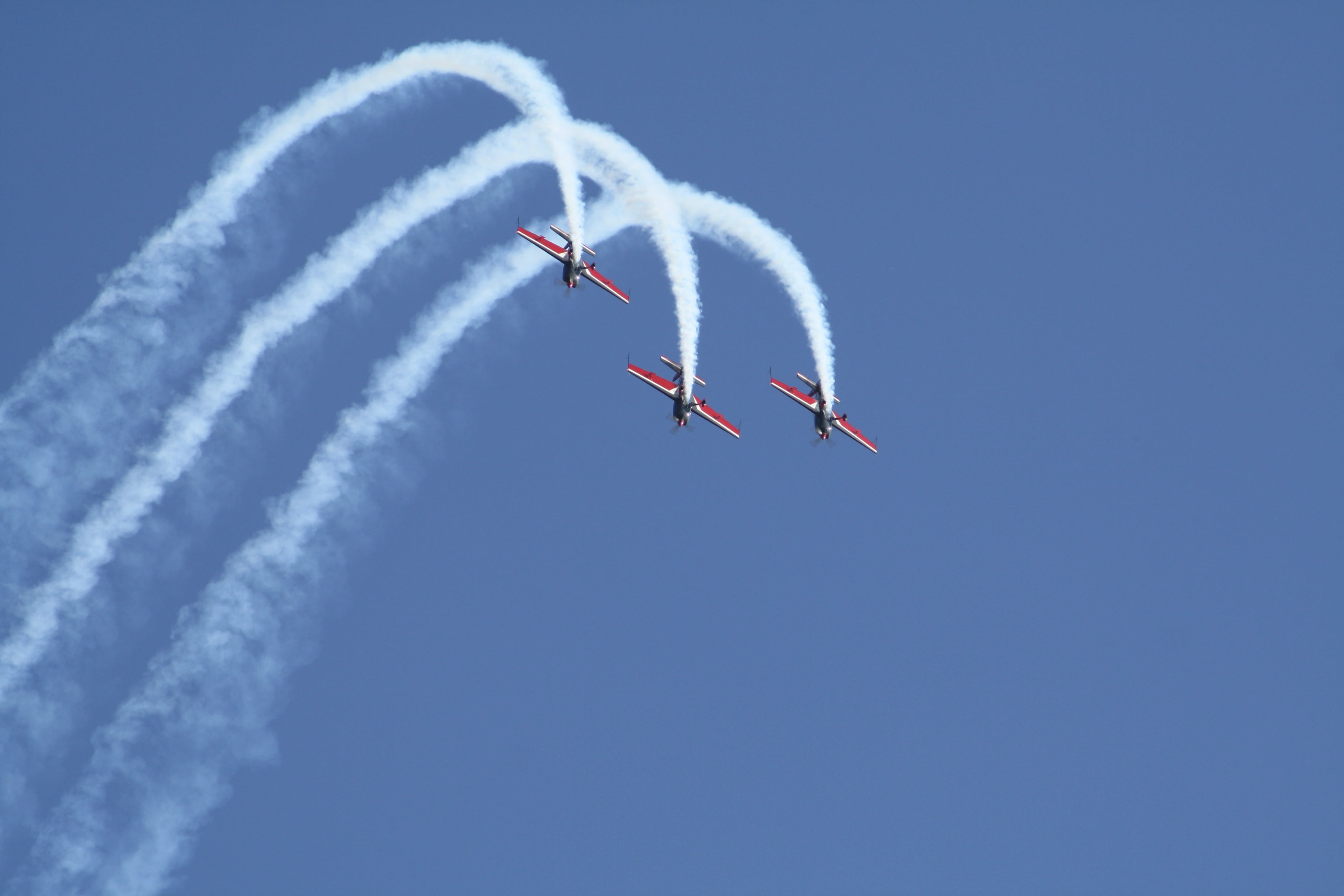 formation, 4K, stunt, flugshow, upside down, sky, outdoors, airplane, smoke - Physical Structure, mode of transportation, air Vehicle, blue, fighter Plane, HD Wallpaper