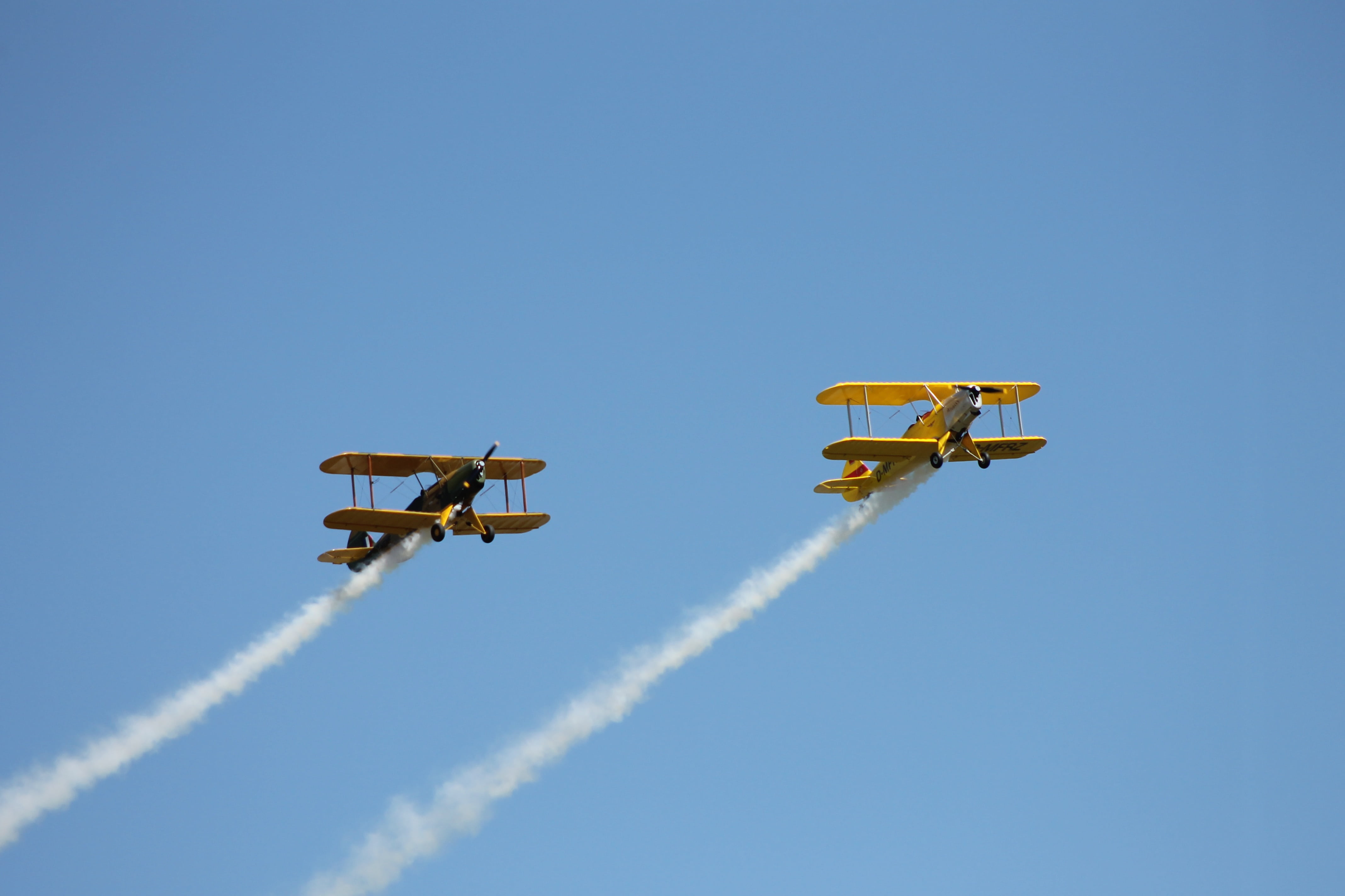 sky, clear sky, aircraft, sunny, 4K, no people, motion, nature, plane, vapor trail, outdoors, smoke - physical structure, day, airplane, mode of transportation, HD Wallpaper