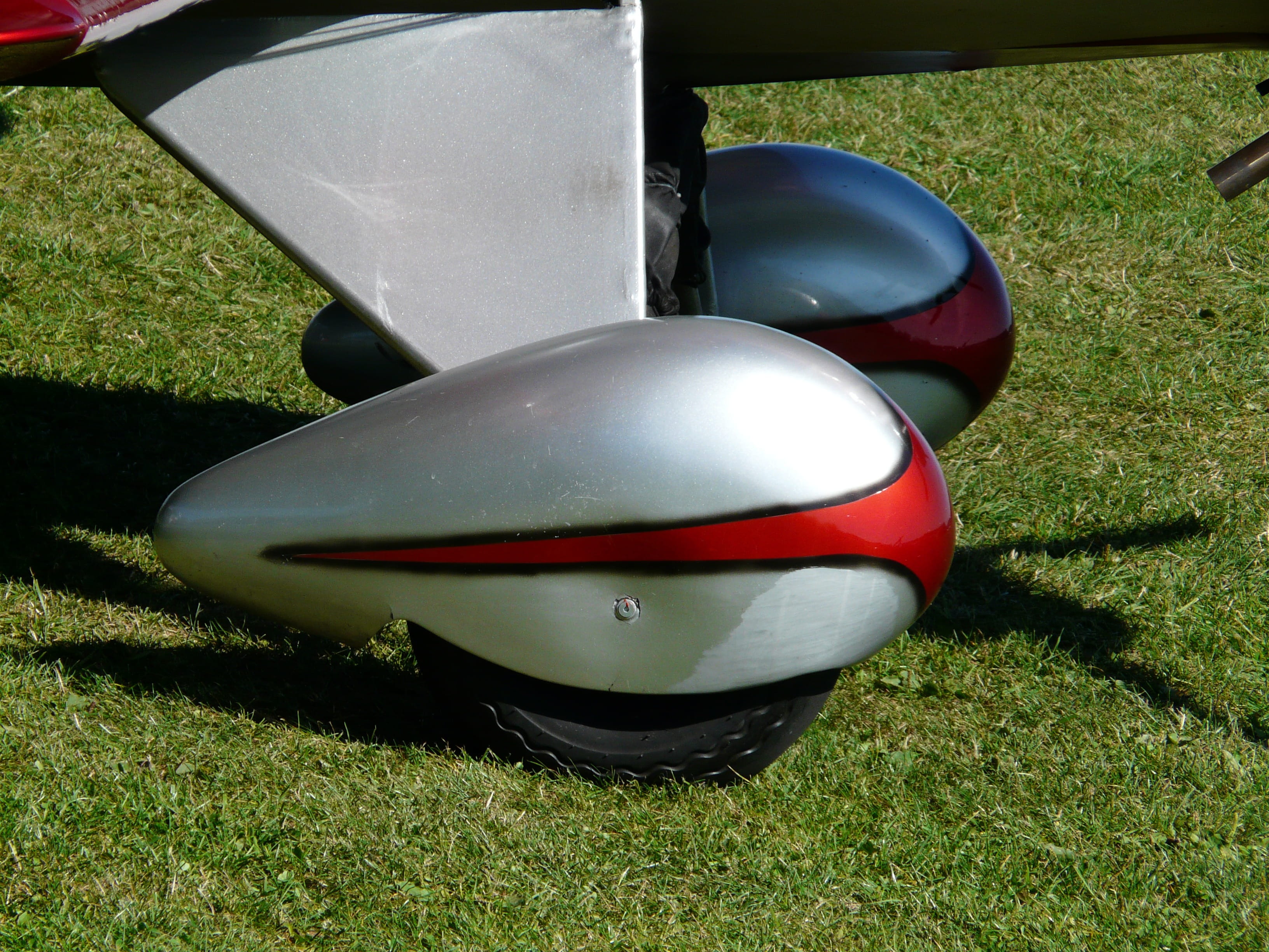 competition, grass, sunlight, Wheels, sport, sports And Fitness, still life, 2K, green color, no people, Aerobatics, helmet, shiny, M17, shadow, red, day, HD Wallpaper