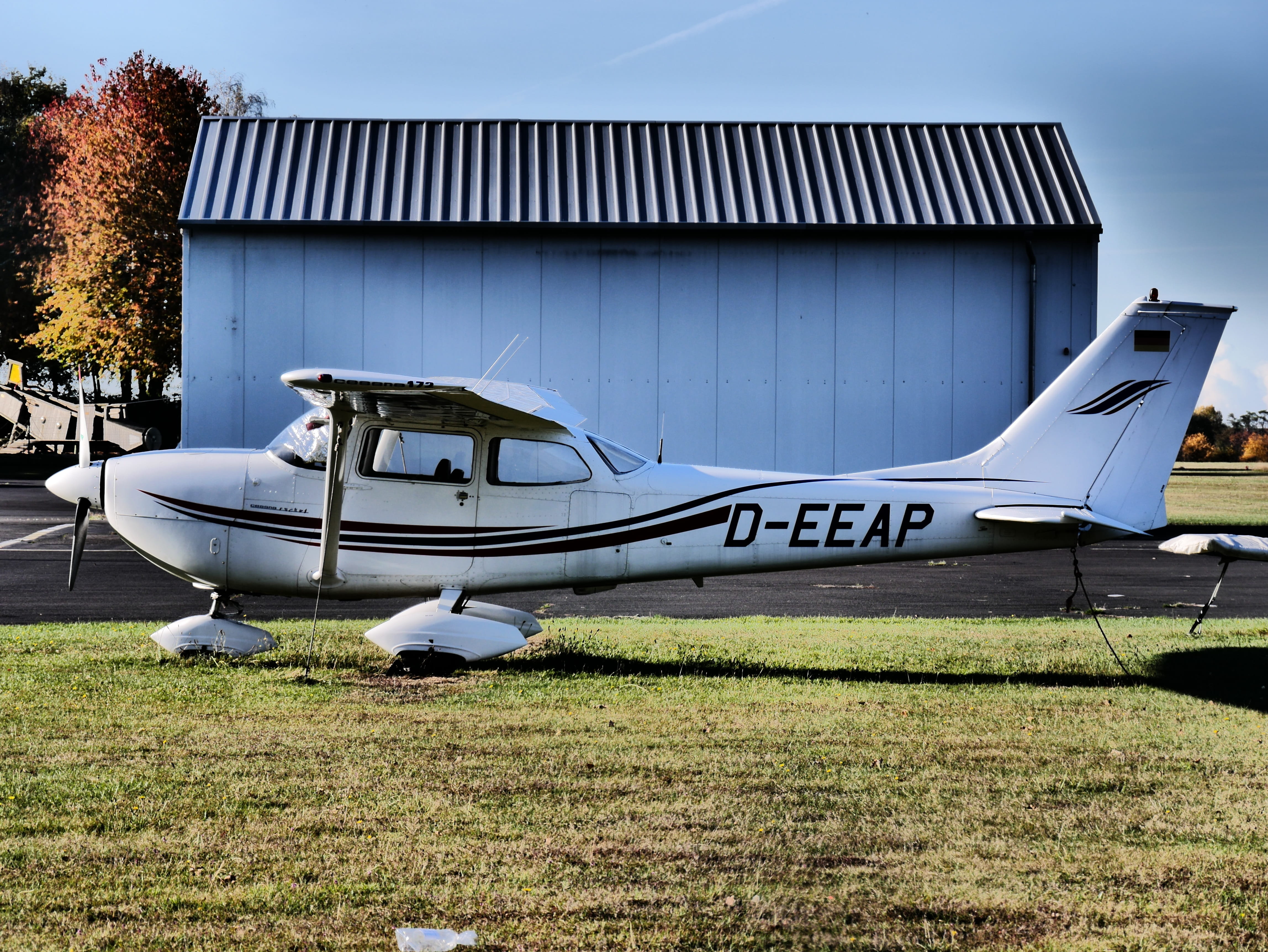 plant, side view, hangar, no people, built structure, military, Aviation, 4K, air vehicle, day, light aircraft, Hangar, aircraft, outdoors, architecture, HD Wallpaper