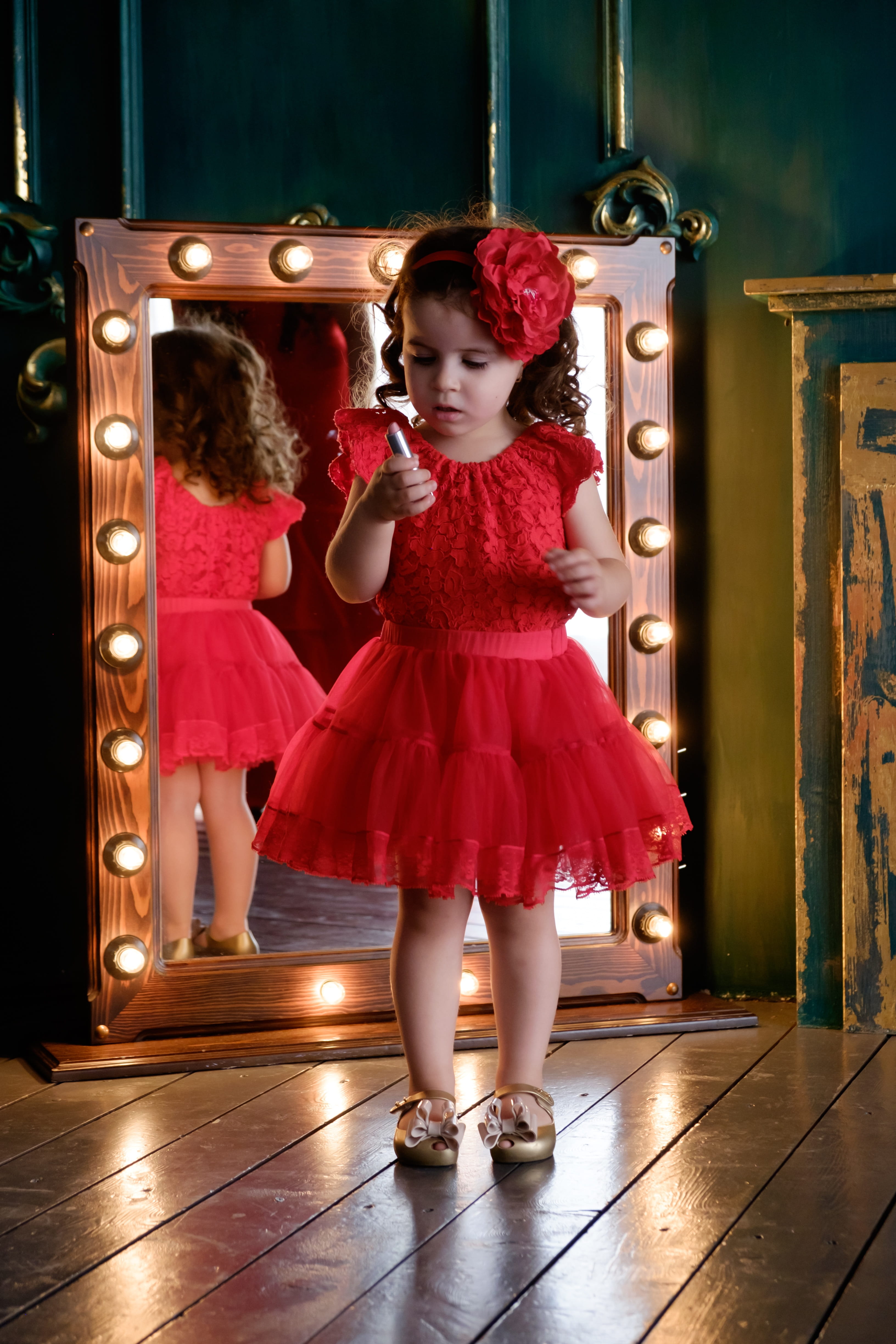 holding, mirror, stage, full length, lipstick, baby, bow, looking, ballet, people, front view, daughter, innocence, girl, fashion, leisure activity, childhood, Phone HD Wallpaper