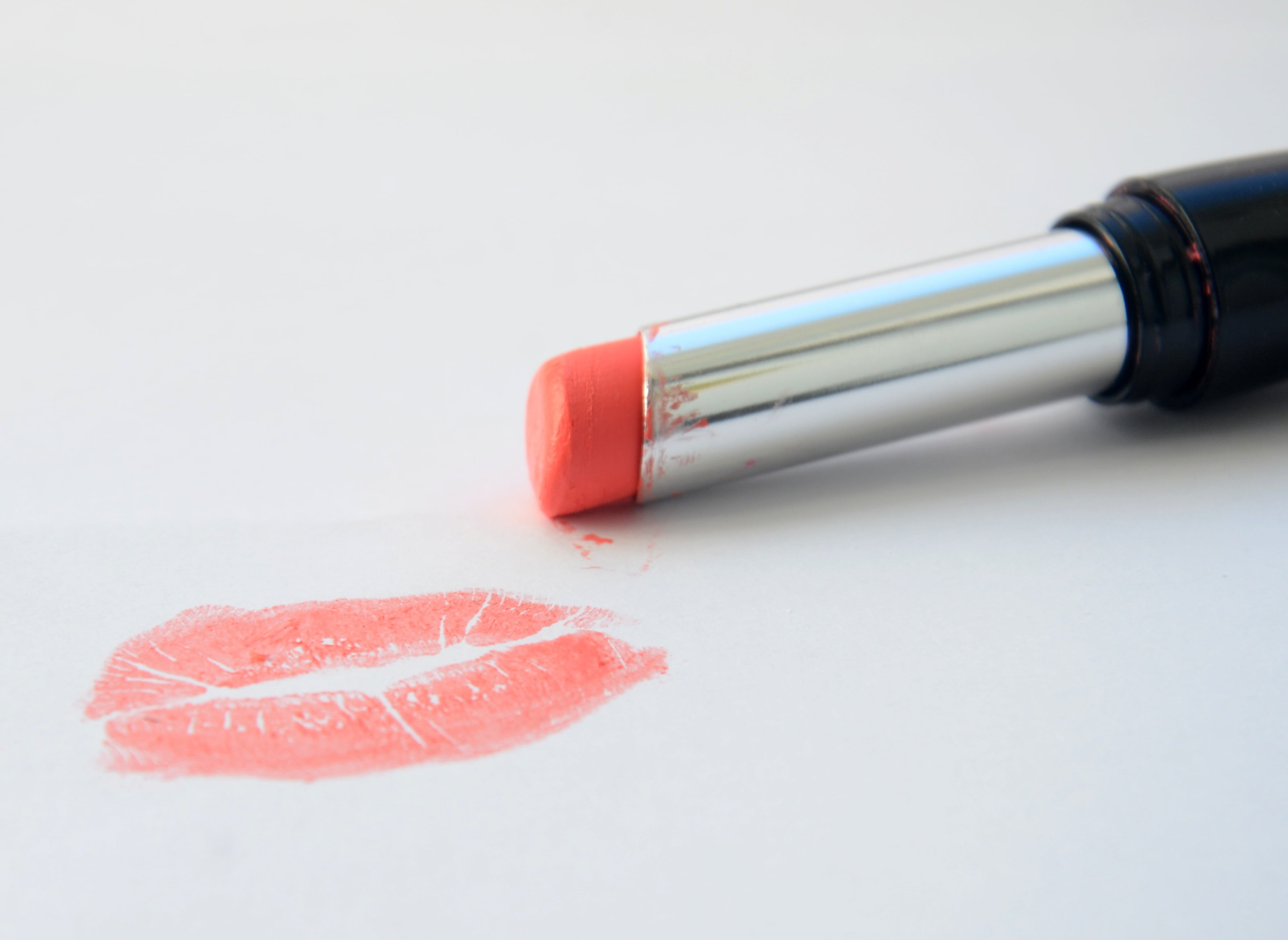 cut out, glamour, no people, rubber, white background, pen, education, business, two objects, surface, eraser, 2K, red, office supply, kiss, studio shot, HD Wallpaper