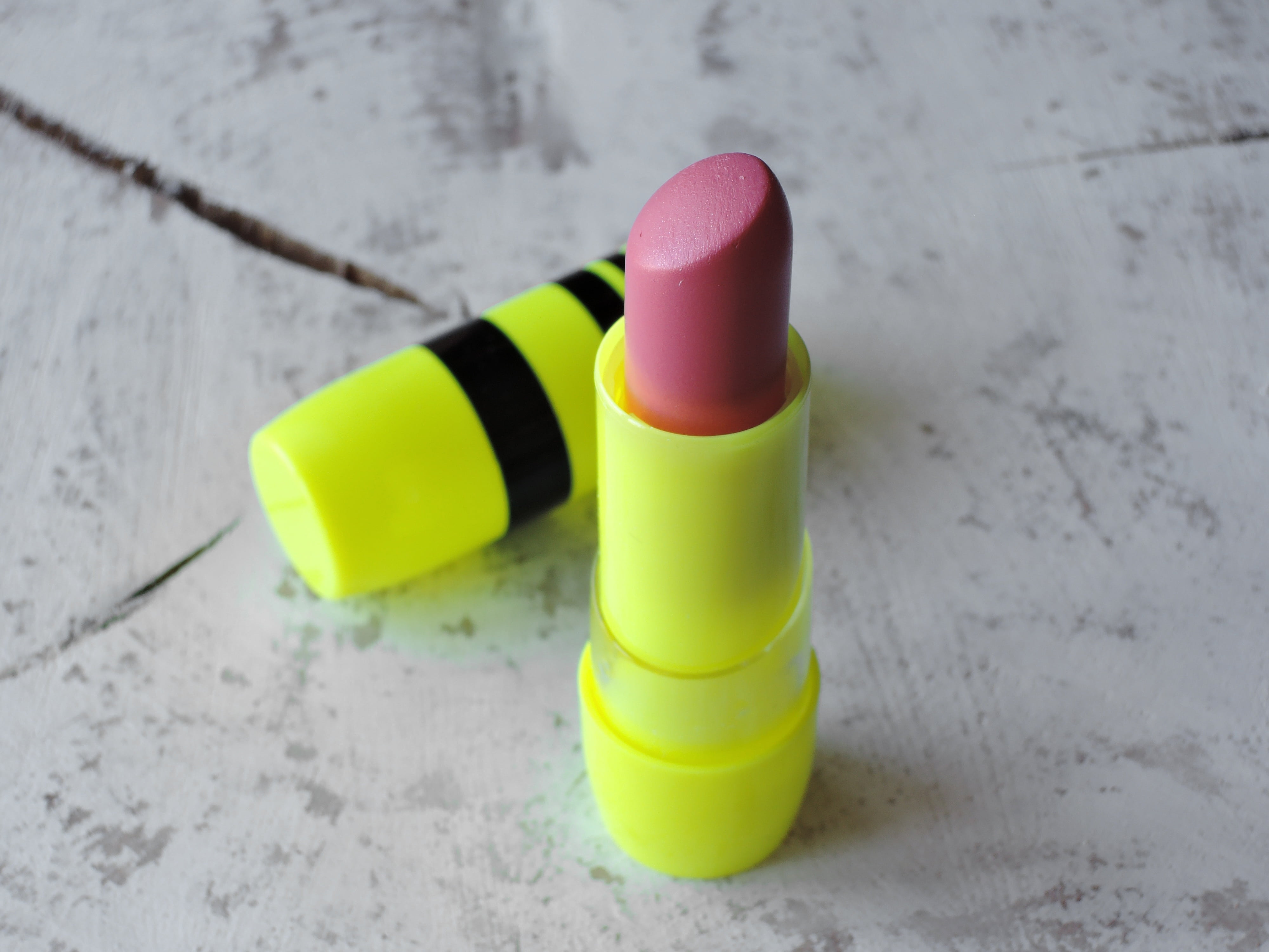 flooring, makeup, table, indoors, tiled floor, 4K, pink, selective focus, lips, container, group of objects, close-up, green color, pink color, plastic, HD Wallpaper