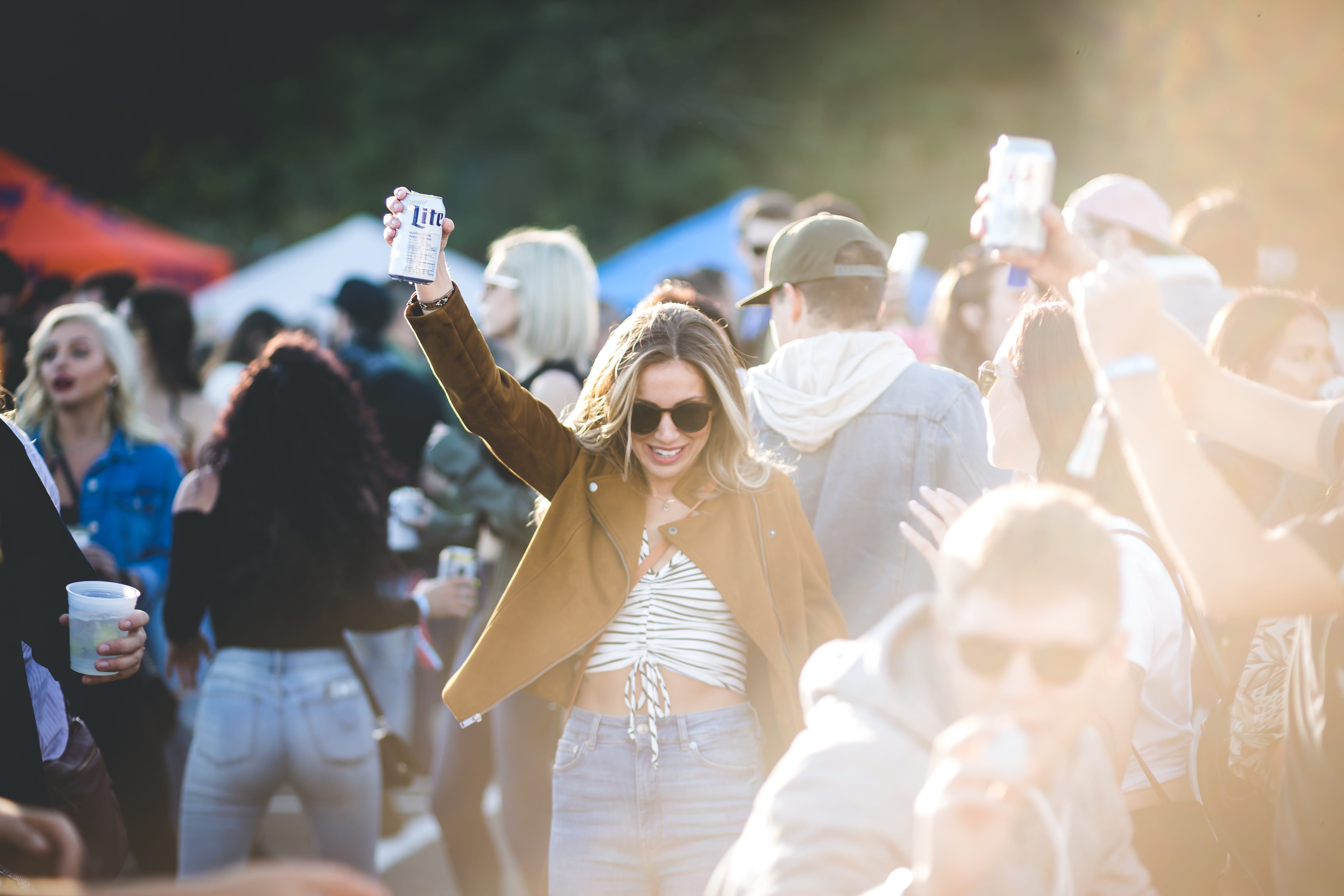 leisure activity, crowd, fashion, booze, young adult, watching, can, audience, summer, party, style, festival, holding, weekend activities, beer, fun, blonde, HD Wallpaper