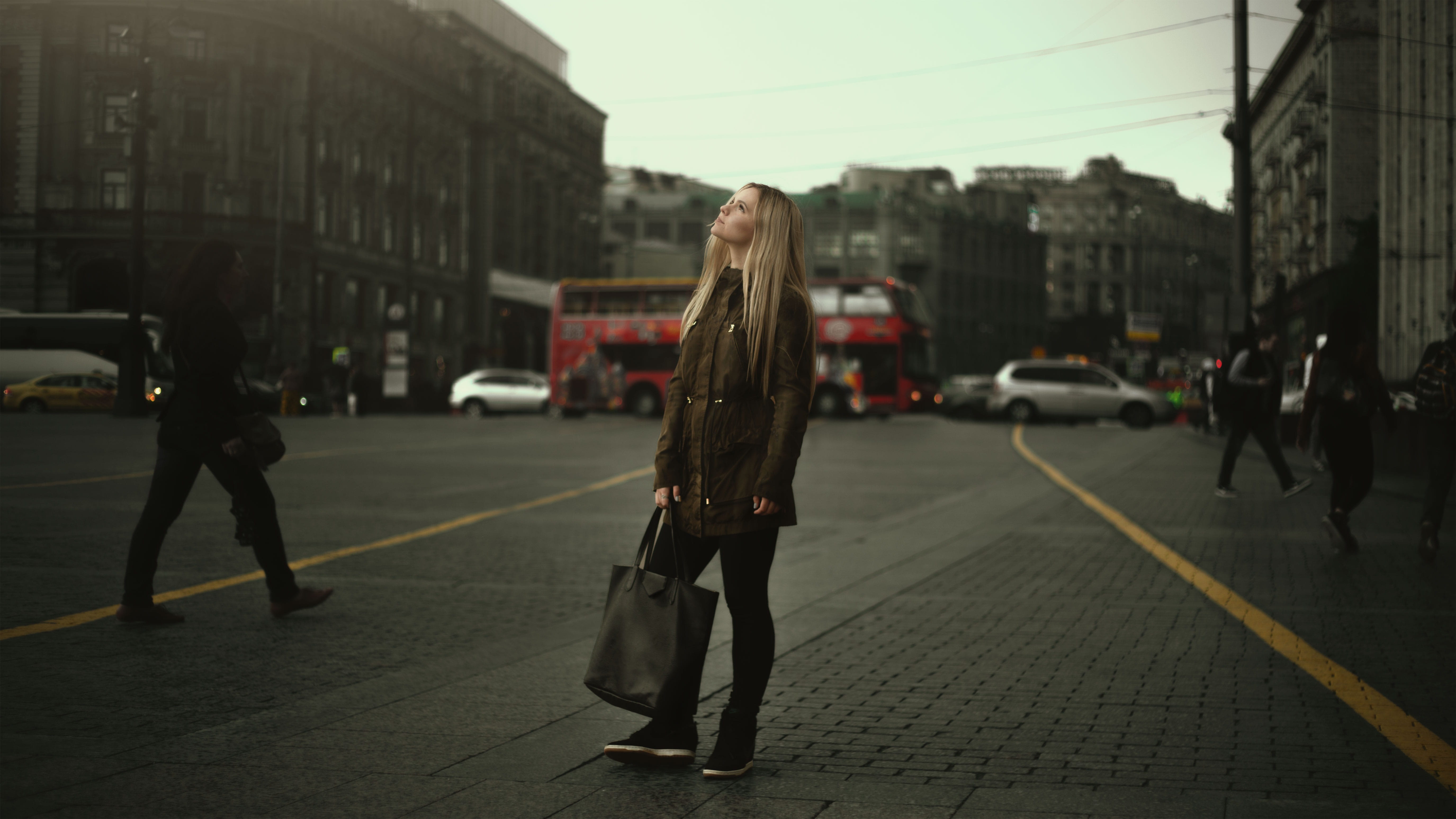model, outdoors, architecture, people, road, mode of transportation, streets, building exterior, motor vehicle, day, 5K, walking, land vehicle, female, HD Wallpaper