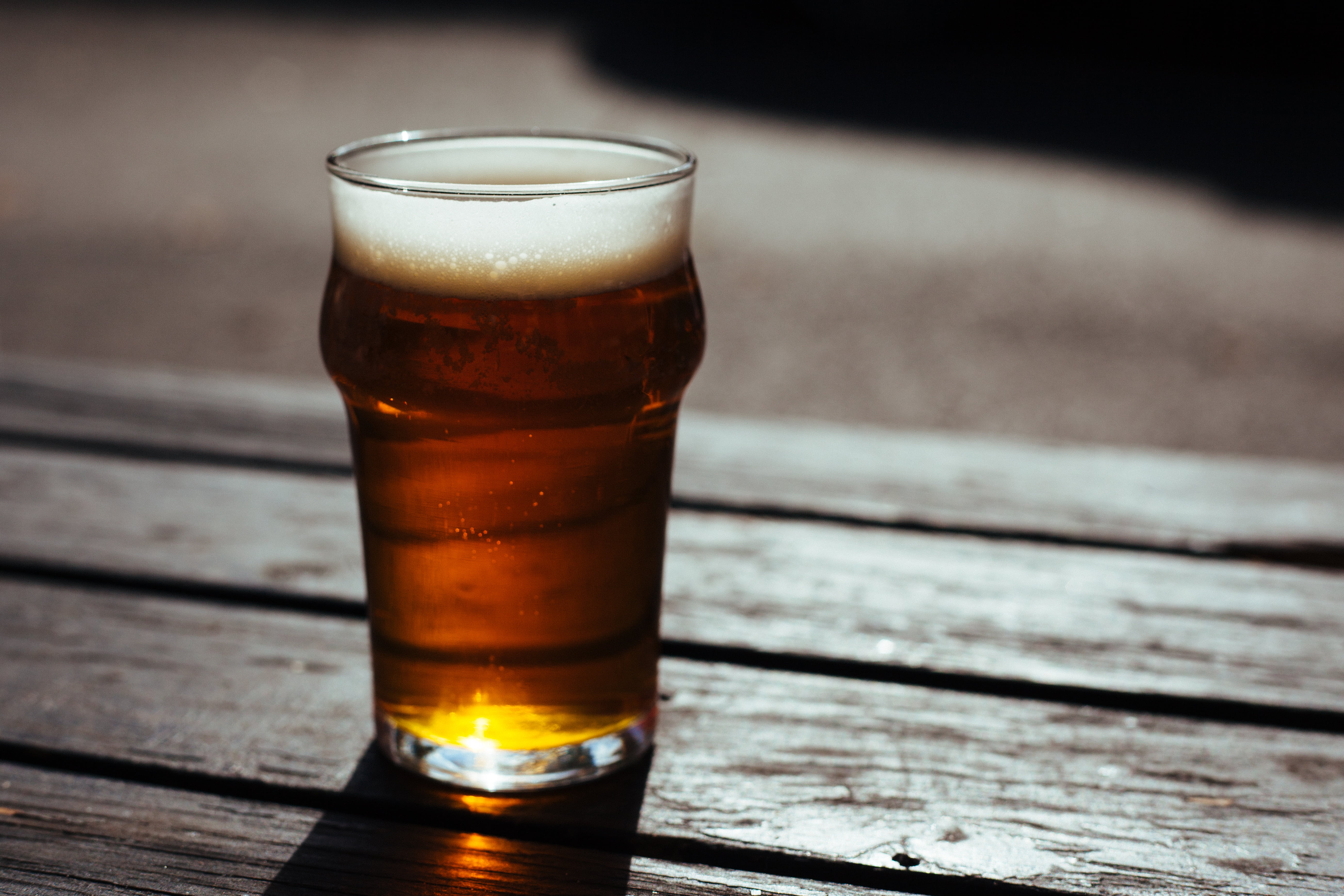 pint glass, food and drink, no people, clear, beer, booze, lager, table, glass, alcohol, drinking, beer glass, close-up, cold temperature, frothy drink, HD Wallpaper