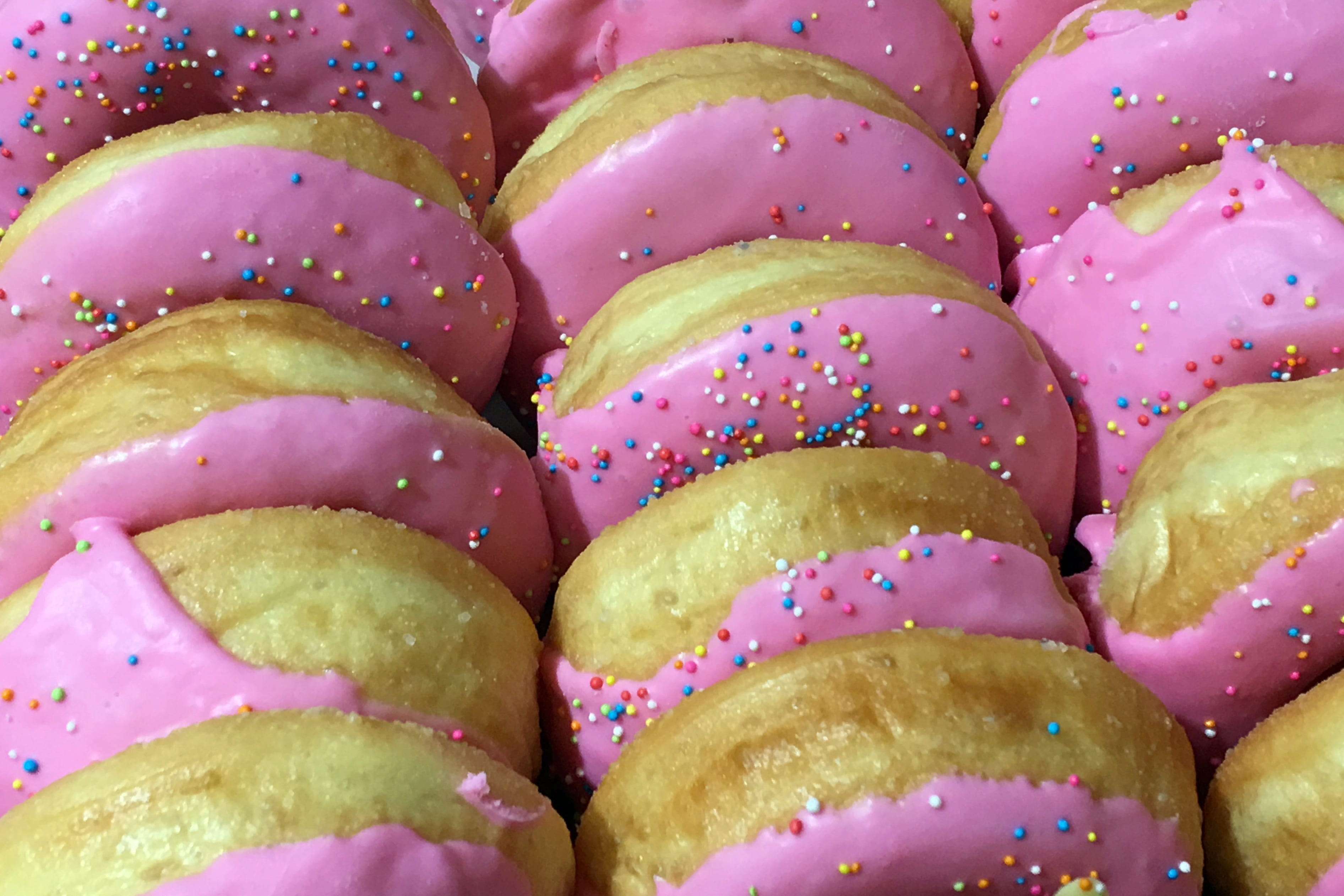 2K, full frame, set, freshness, icing, no people, delicious, still life, food and drink, indoors, pink color, sprinkles, snack, ready-to-eat, food, sweet, HD Wallpaper