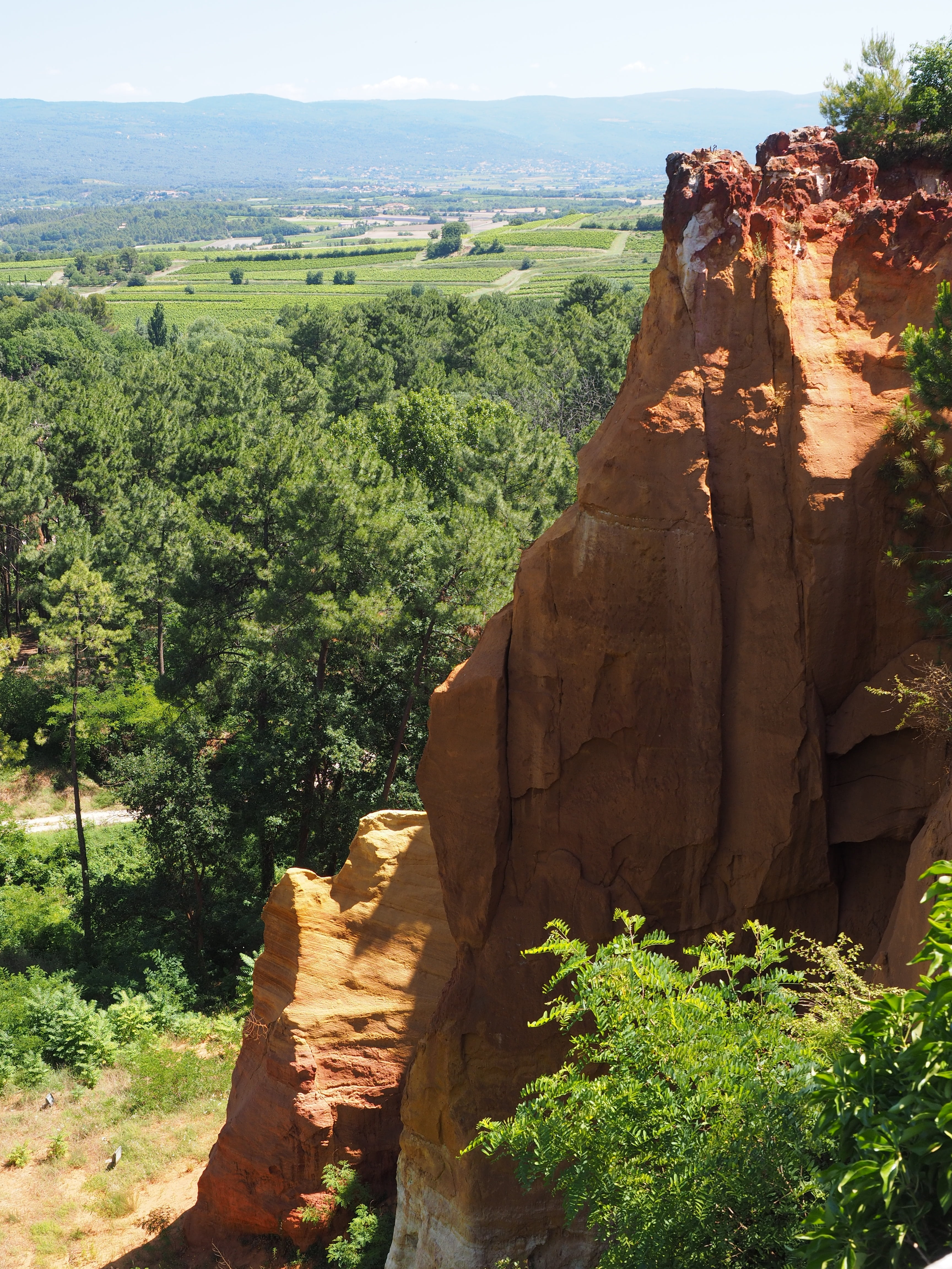 arrondissement apt, rock - Object, luberon massif, eroded, environment, roussillon, places of interest, chaussee of geants, 4K, vaucluse, falaises de sang, Phone HD Wallpaper