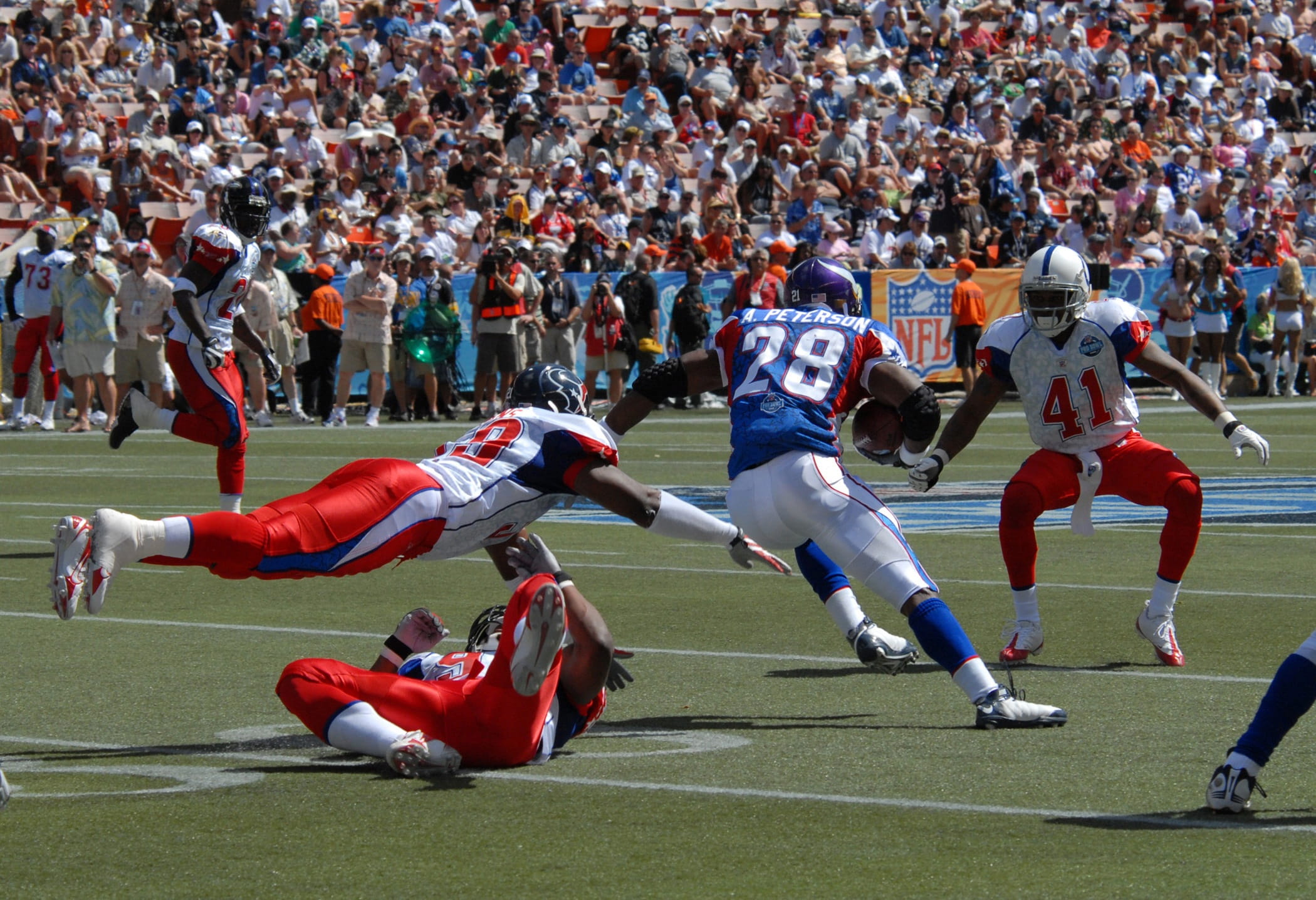 teenager, run, goal, pro bowl, men, day, clothing, sport, motion, Nfl, team, daytime, sportsman, Professional, stadium, crowd, middle, real people, game, HD Wallpaper