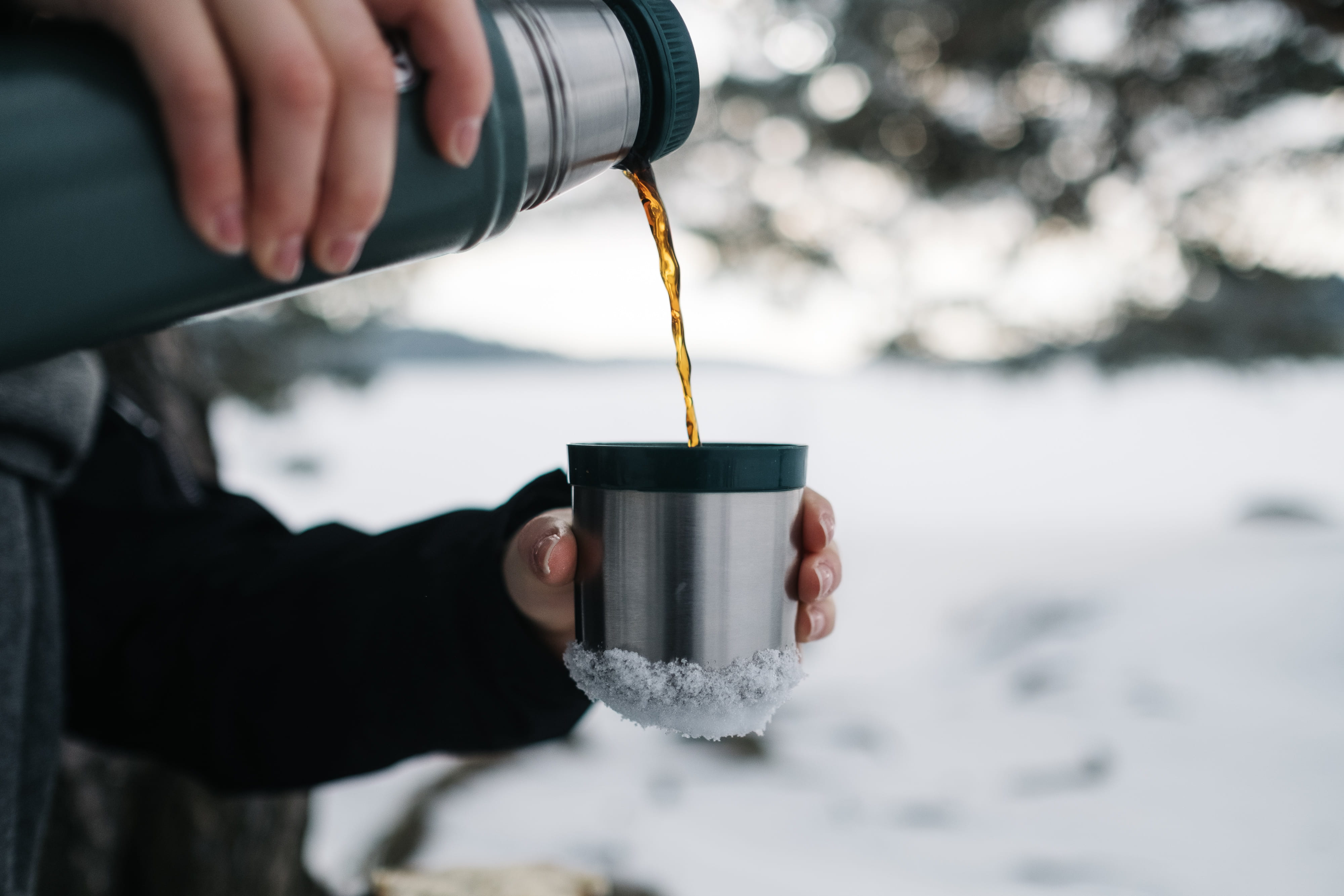 focus on foreground, human hand, mood, thermos, coffee, hand, food and drink, 4K, person, refreshment, hot drink, warm clothing, coffee - drink, thermo, HD Wallpaper