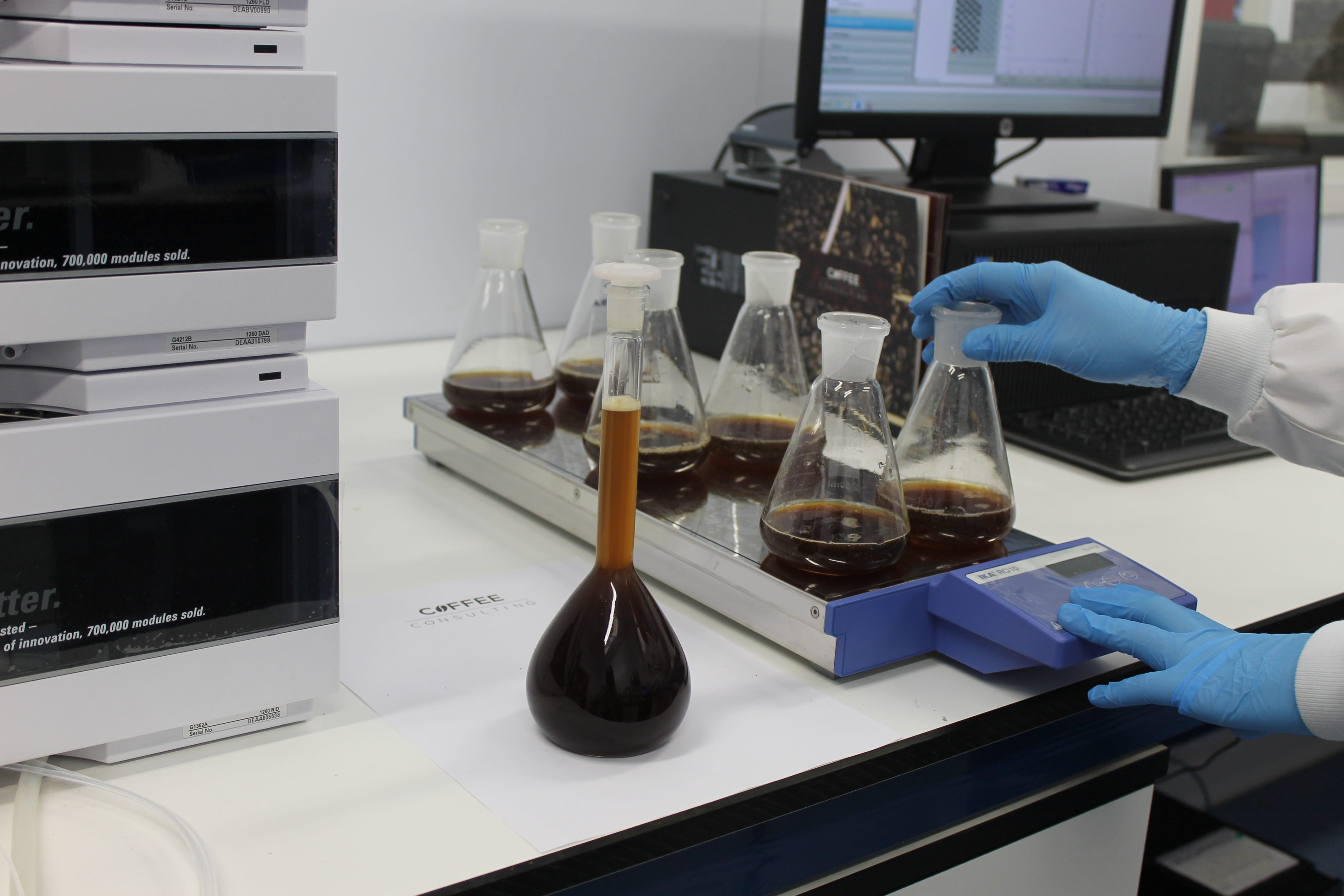 caffeine, holding, scientific experiment, erlenmeyer, 4K, people, protective workwear, medical research, human hand, consulting, lab, monitor, science, HD Wallpaper