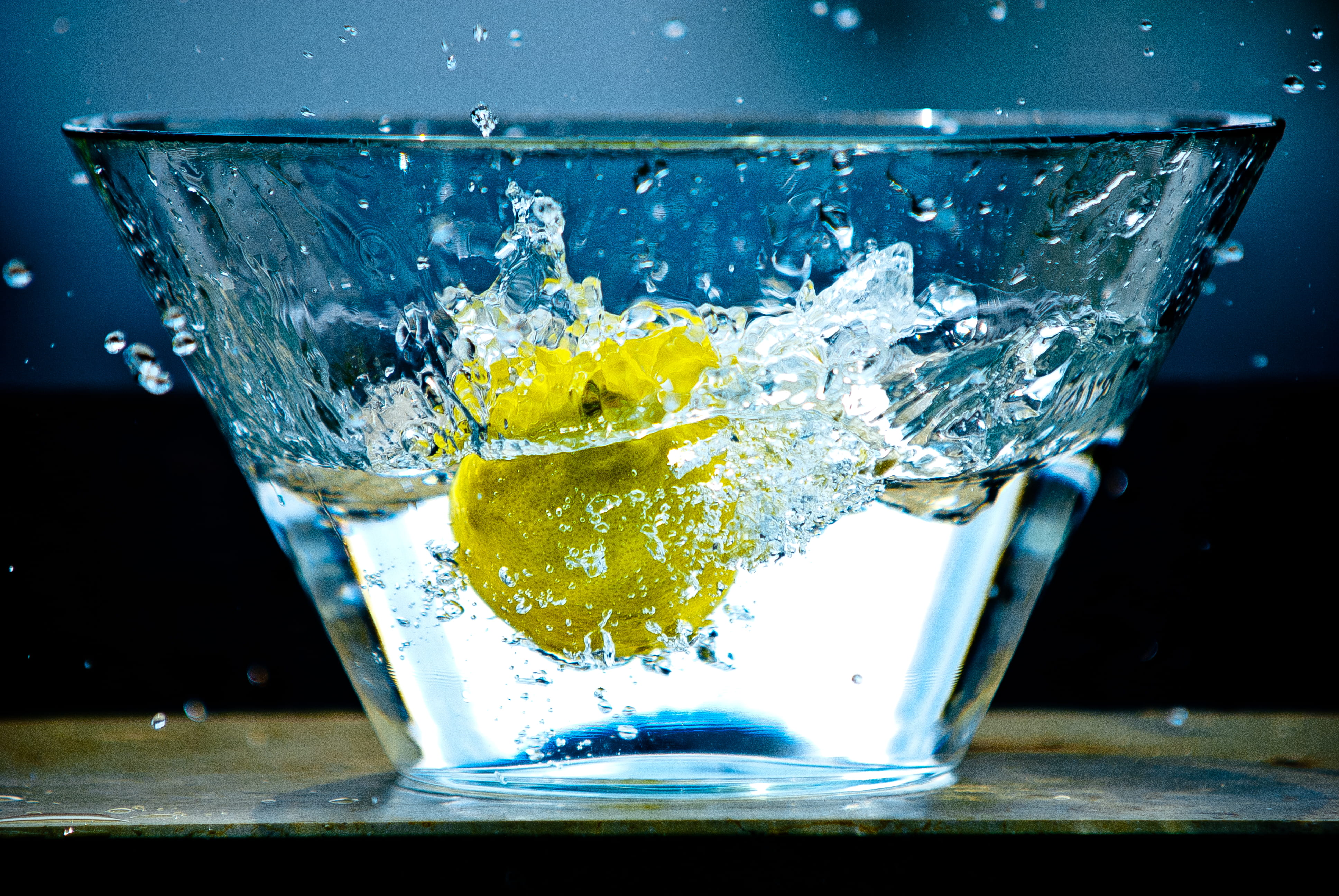 alcohol, citrus fruit, close-up, wet, blur, drop, food, water, splashing, tonic water, lemon soda, food and drink, freshness, gin, drops of water, indoors, HD Wallpaper
