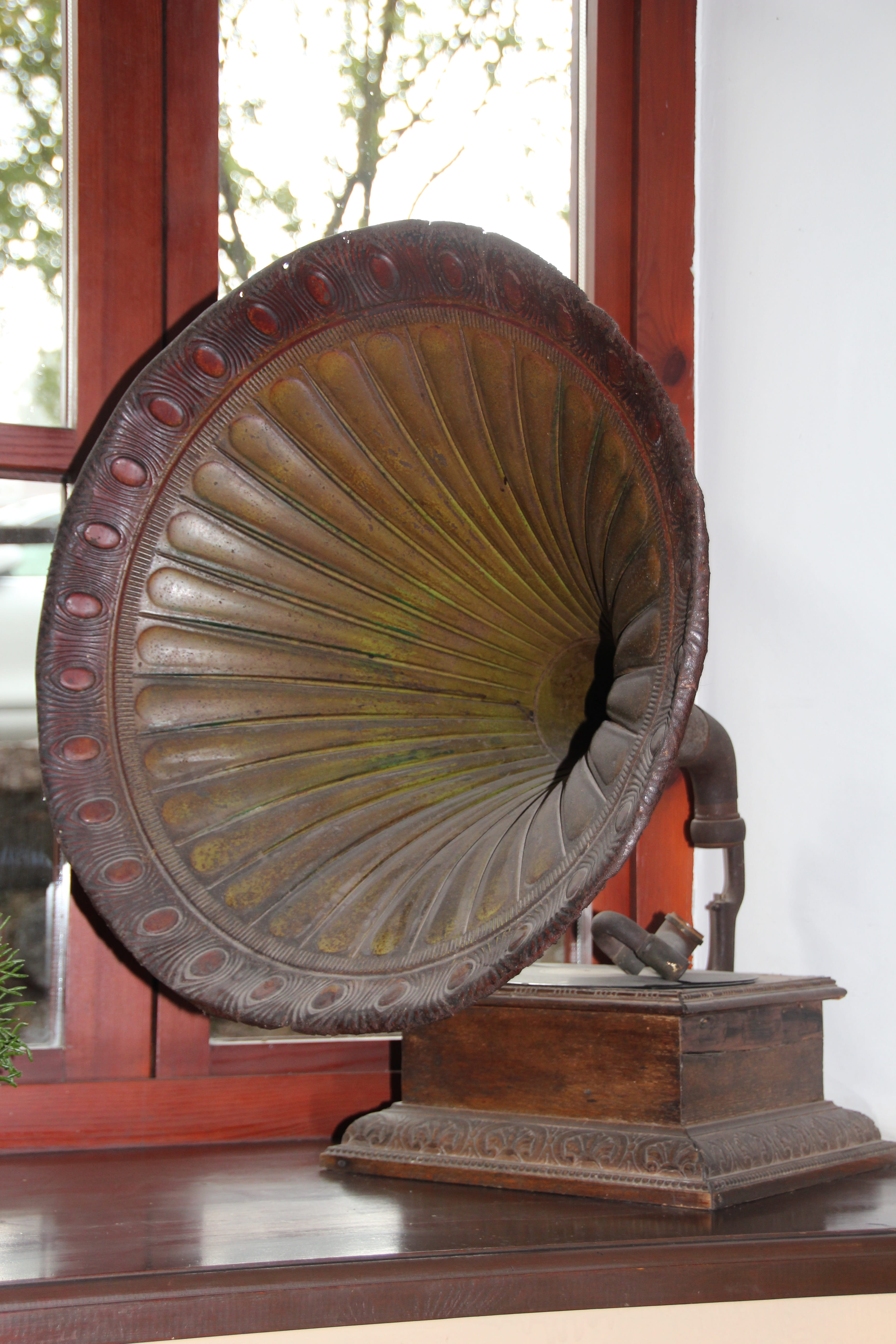 Funnel, metal, Music, history, arts culture and entertainment, the past, Play, retro styled, indoors, single object, musical instrument, record, table, Phone HD Wallpaper