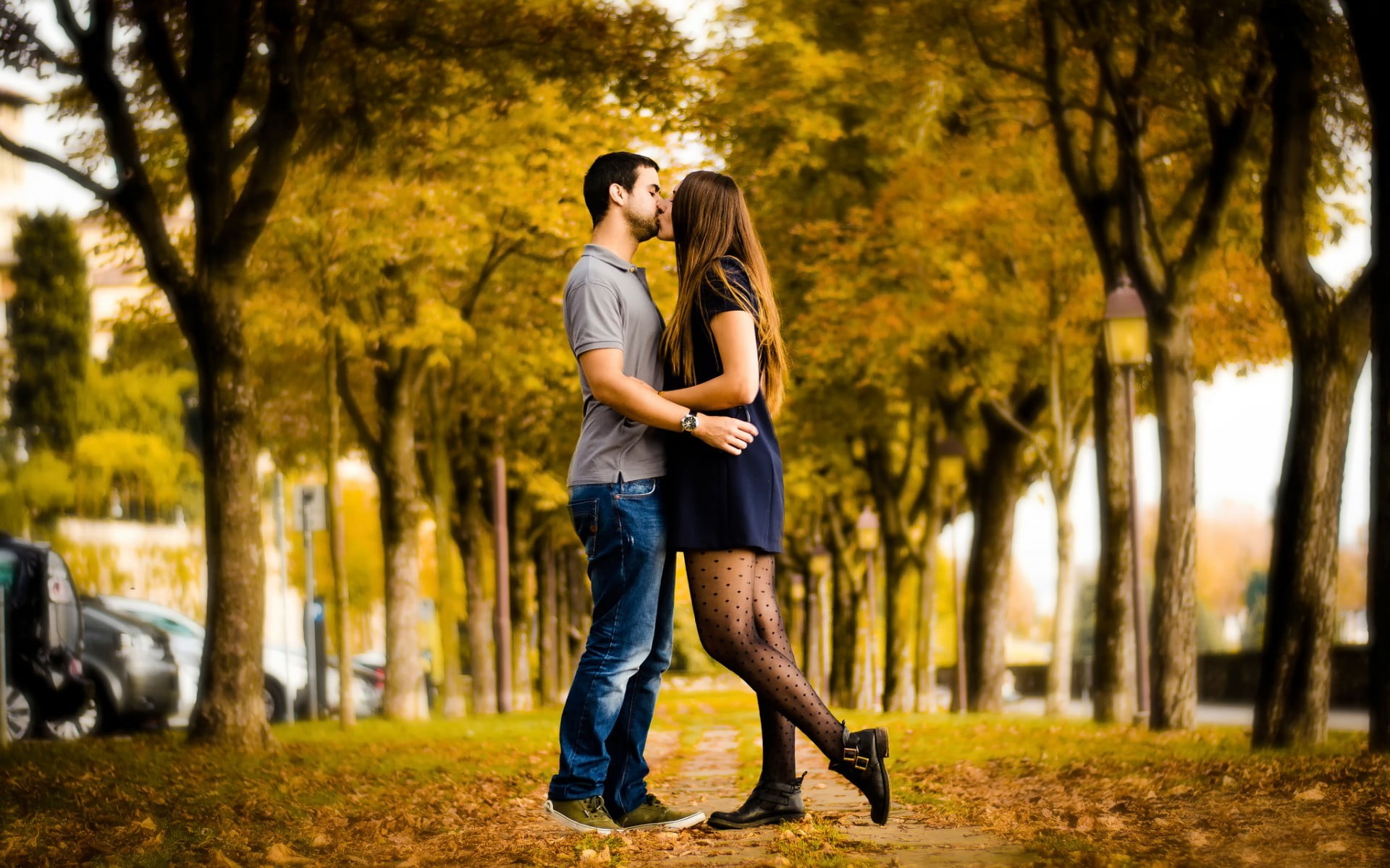 Kiss, 1080P, Photography, outfit, couple - relationship, people, Couple, casual clothing, two people, real people, young men, tree, outdoors, focus on foreground, HD Wallpaper