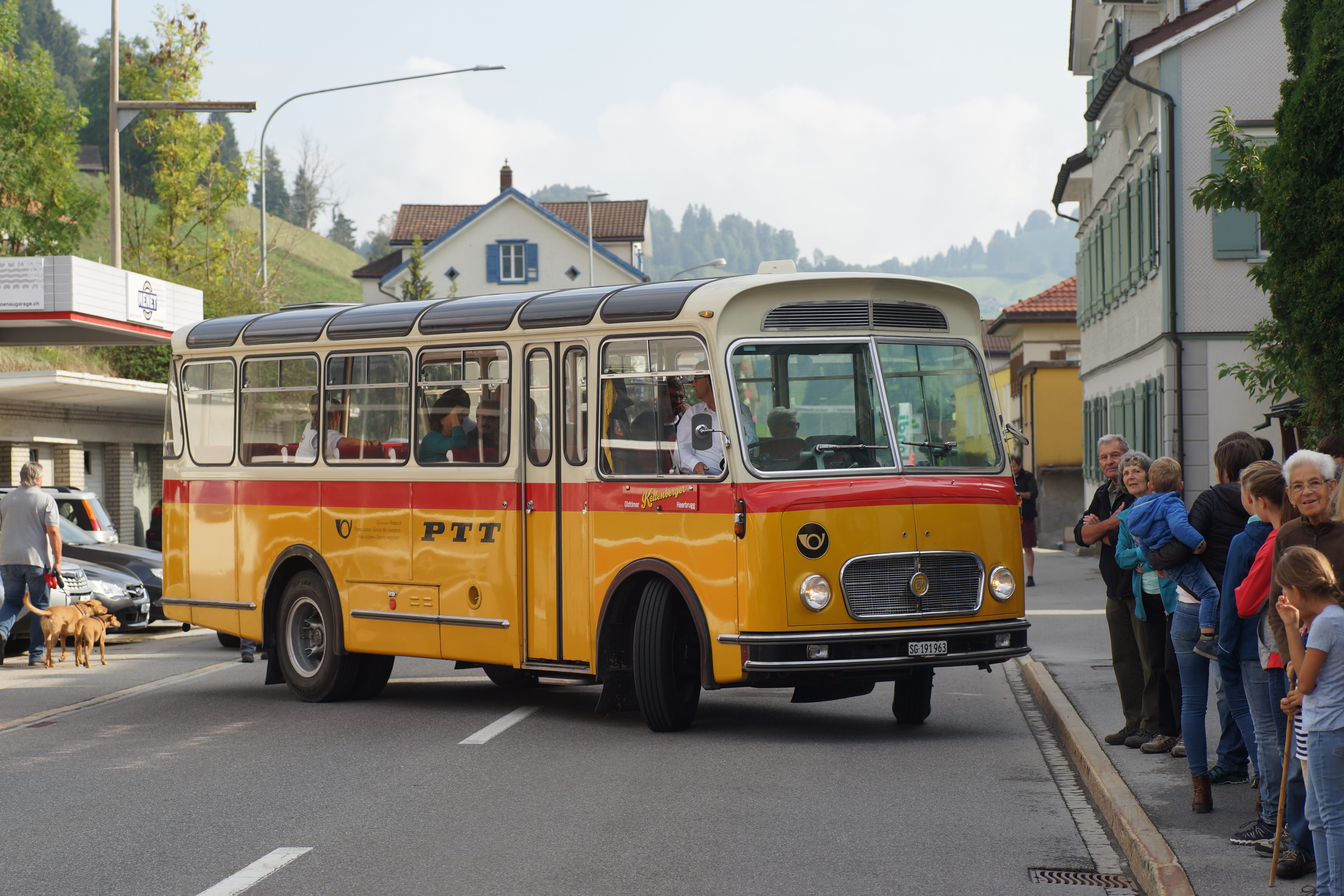 outdoors, postauto, city, school bus, day, public transportation, men, built structure, land vehicle, mode of transportation, sky, acid, fire engine, street, HD Wallpaper