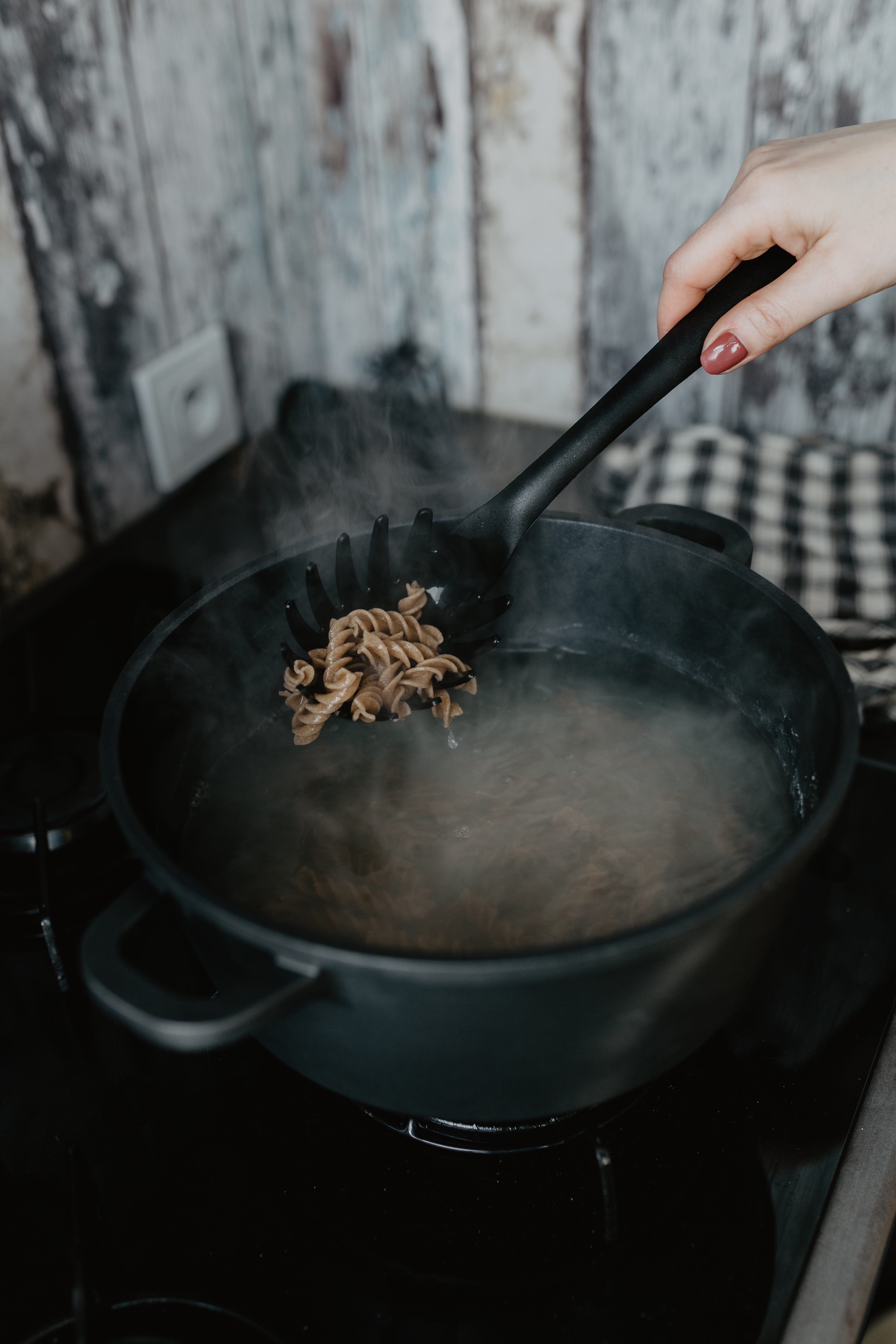 holding, unrecognizable person, 5K, preparing food, noodles, woman, food and drink, pot, chef, kitchen, indoors, lifestyles, pasta, boil, real people, Phone HD Wallpaper