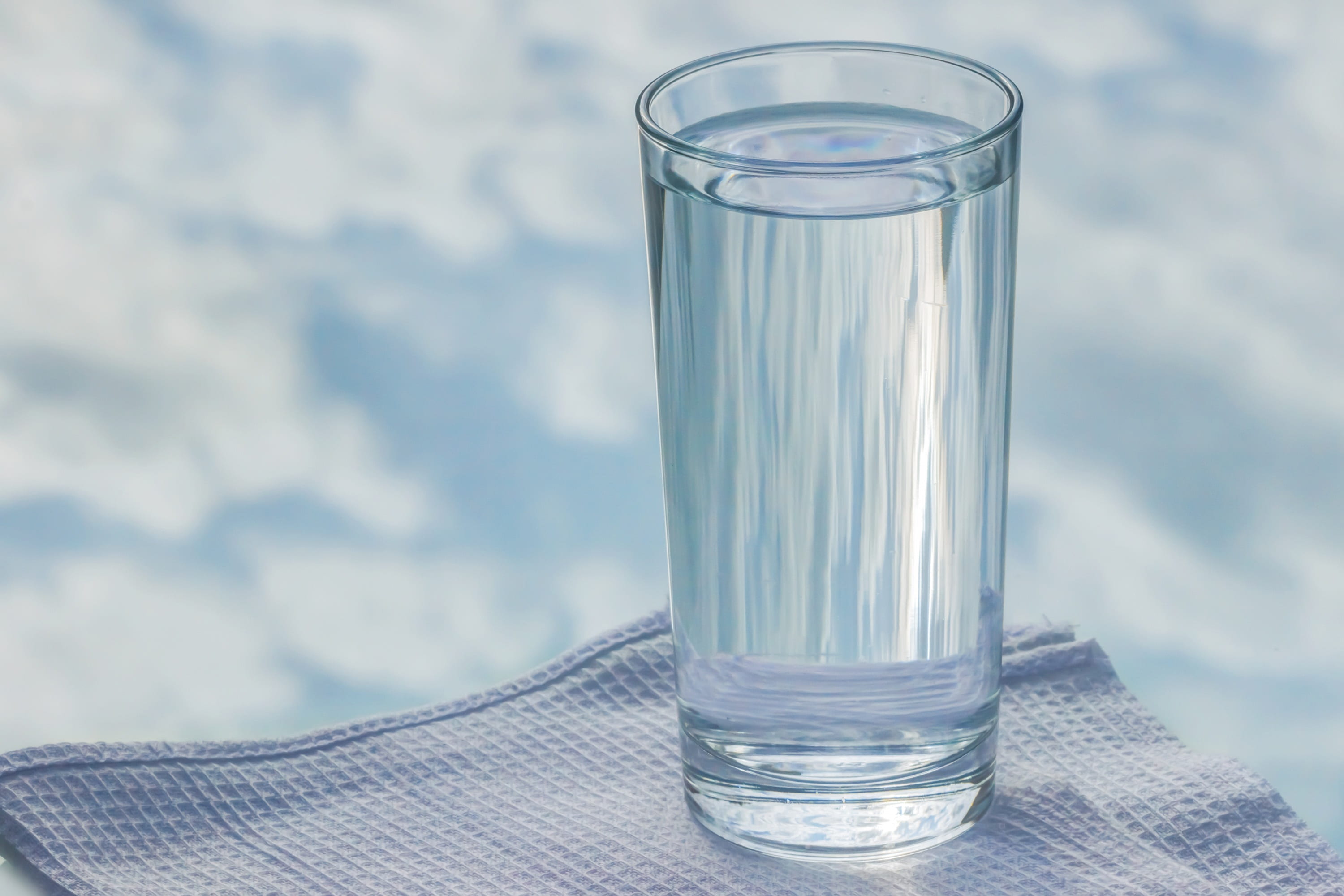 glass, close-up, no people, 2K, food and drink, air, transparent, drink, drinking water, water, household equipment, refreshment, close, glass - material, HD Wallpaper