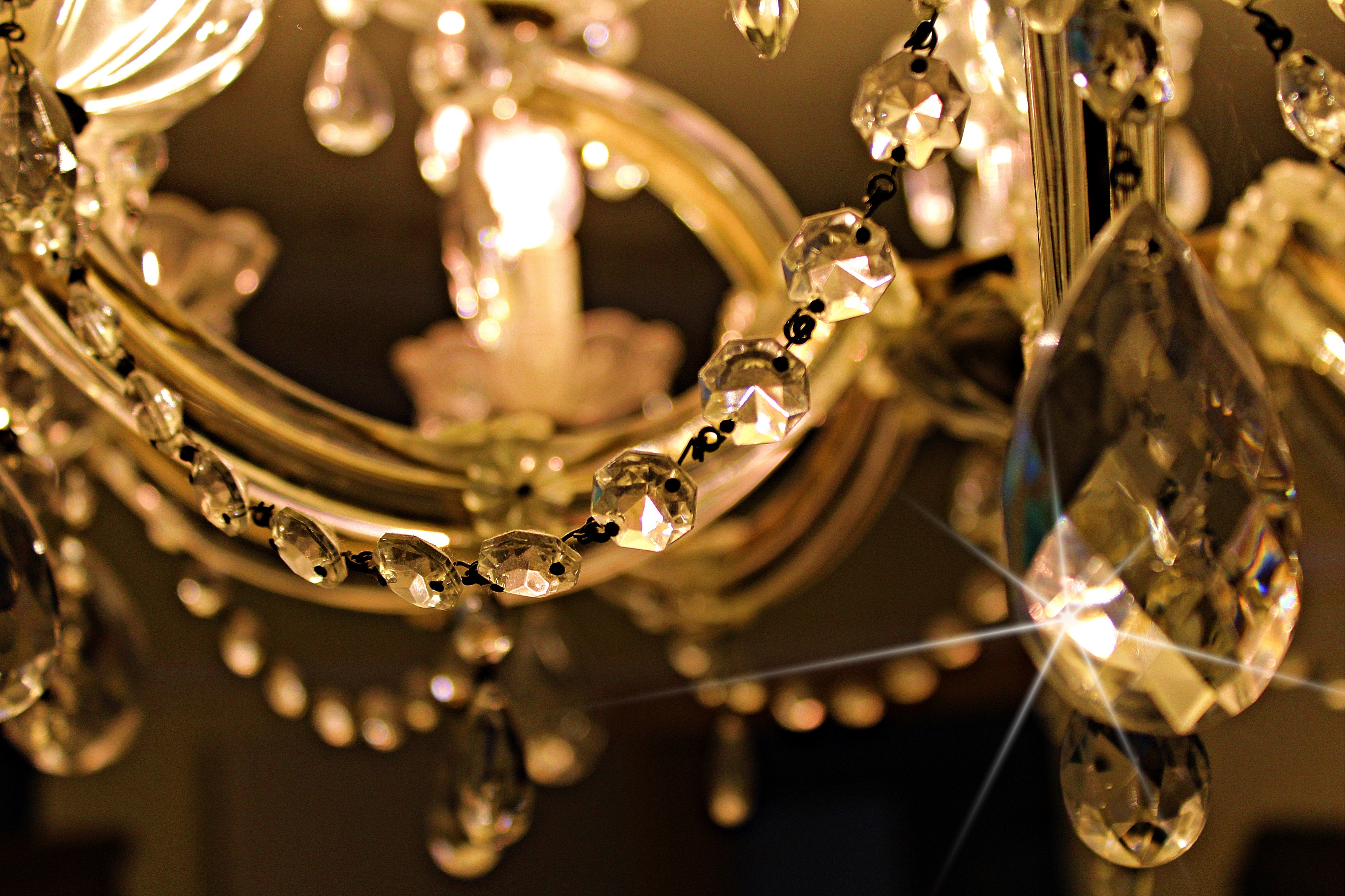 atmospheric, indoors, focus on foreground, crystal glassware, shiny, lighting, chandelier, art and craft, 5K, electric light, necklace, luxury, crystal glass, HD Wallpaper