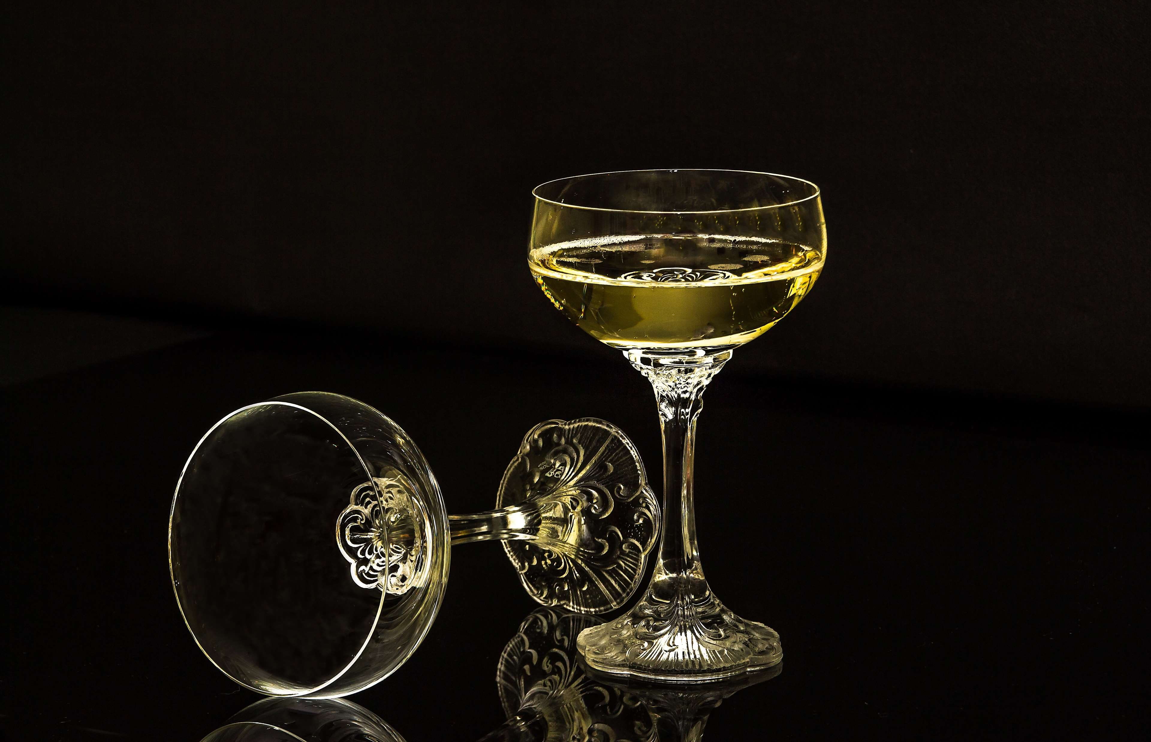 reflection, close-up, wineglass, drinking glass, no people, cute, an empty glass, champagne glasses, household equipment, drink, indoors, sparkling wine, HD Wallpaper