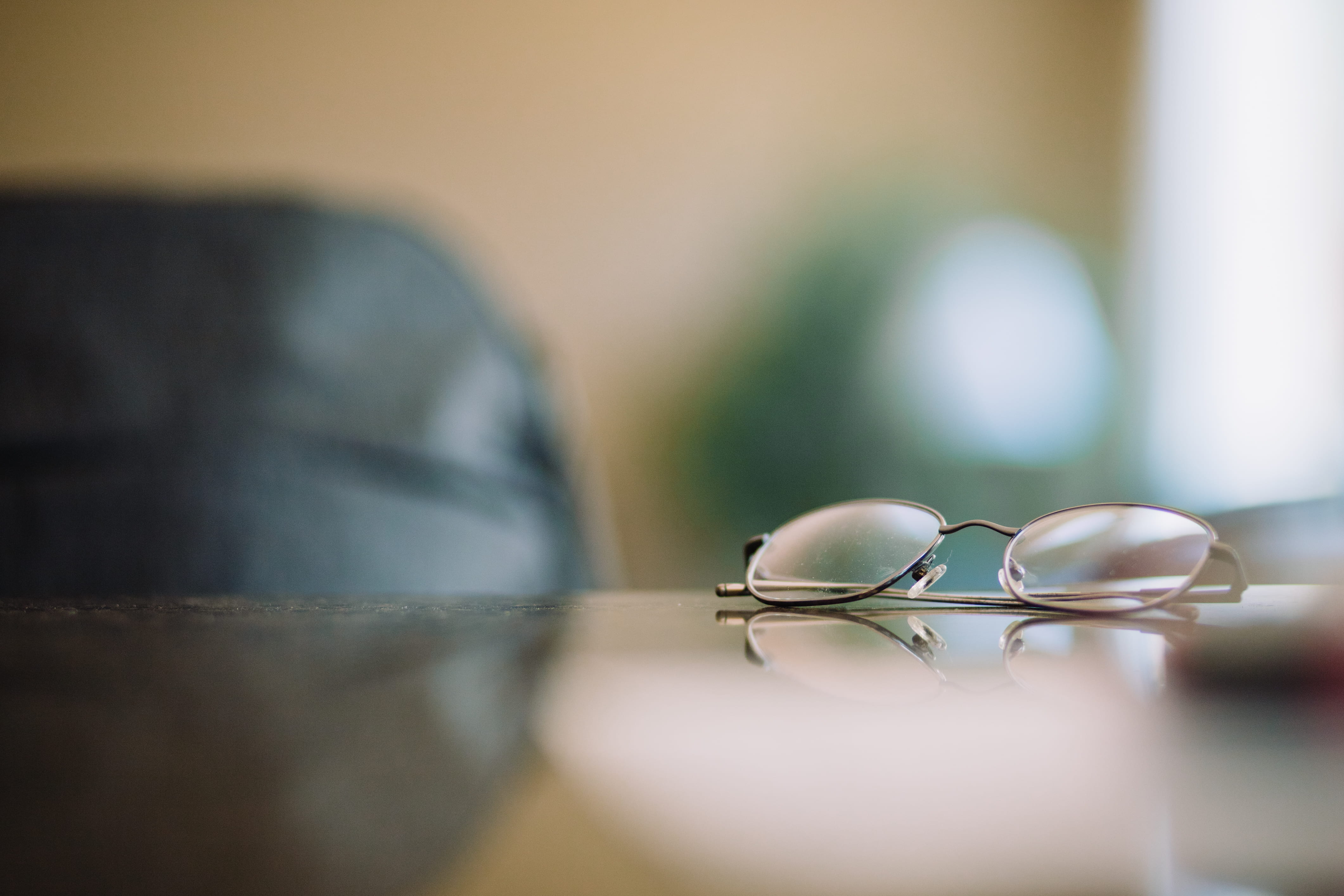 simplicity, personal accessory, eyesight, still life, selective focus, no people, business, nickel, surface level, silver, framed, blurry, indoors, lenses, HD Wallpaper