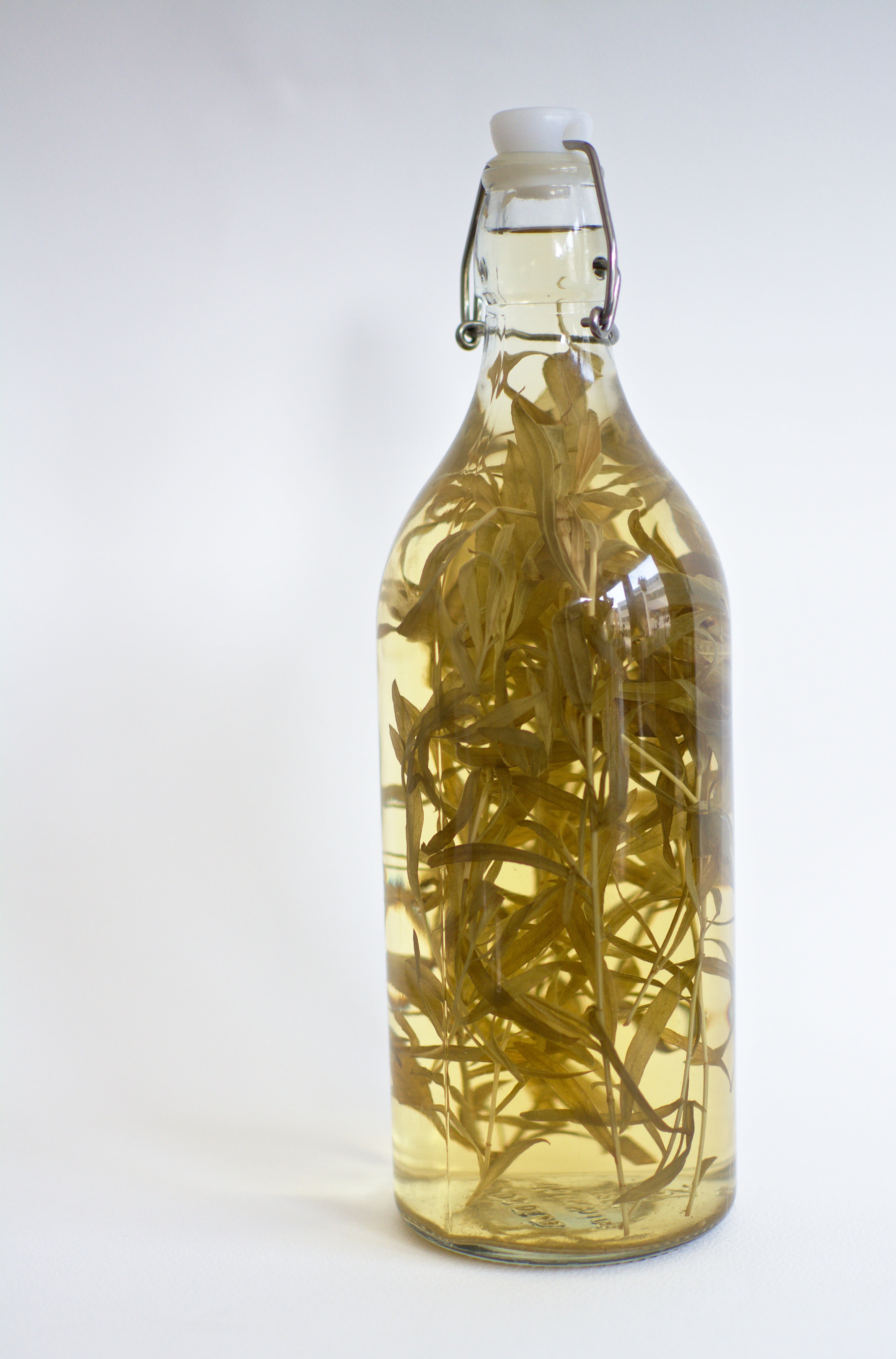 glass - material, still life, studio shot, single object, care, cut out, gold colored, tarragon vinegar, bottle, spice, food and drink, close-up, transparent, Phone HD Wallpaper