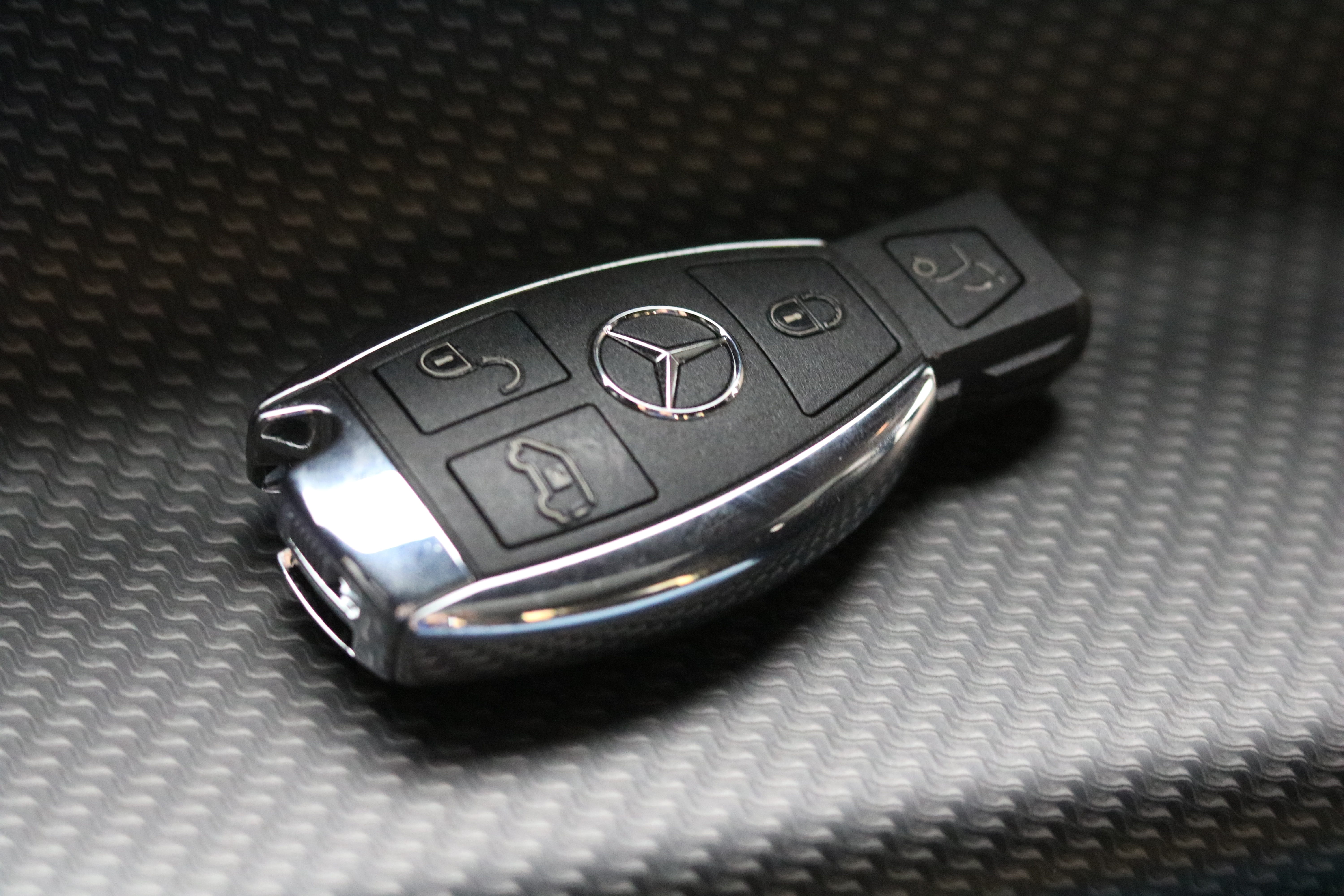key, selective focus, vehicle, noble, close-up, luxury, 5K, car, silver colored, design, push button, mercedes, carboxylic, control, single object, connection, HD Wallpaper